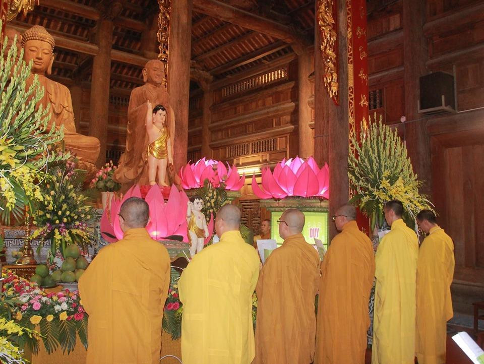 Đại lễ Phật đản tại chính điện chùa Lam Sơn