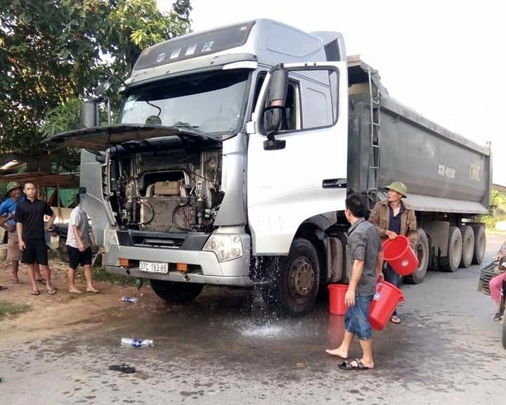 Người dân xách nước trong nhà ra dập lửa. Ảnh: Nguyễn Hường