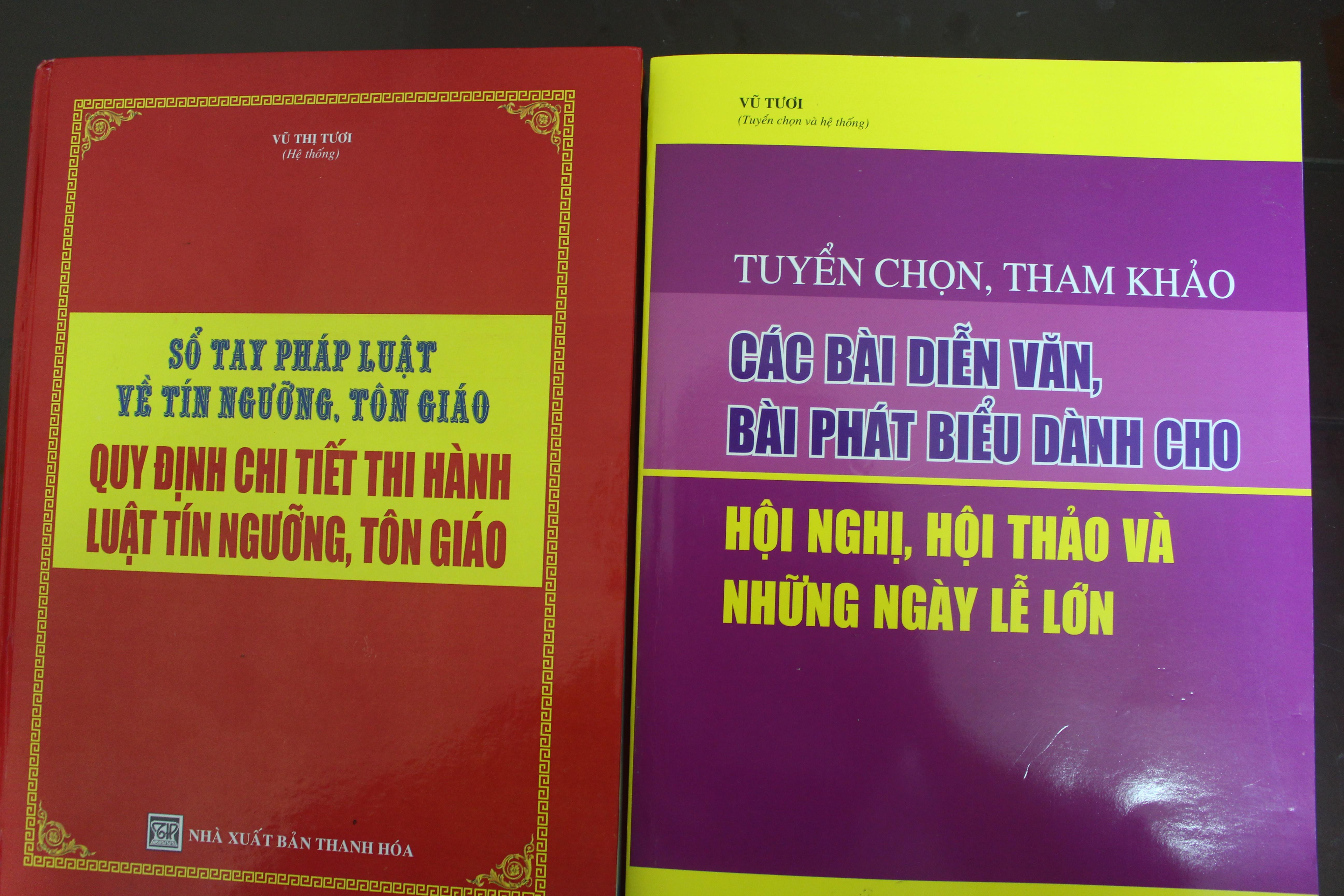 Hai bộ sách vợ chồng Trịnh Văn Điệp, Hồ Thị Huê lừa bán. Ảnh: Nhật Tuấn