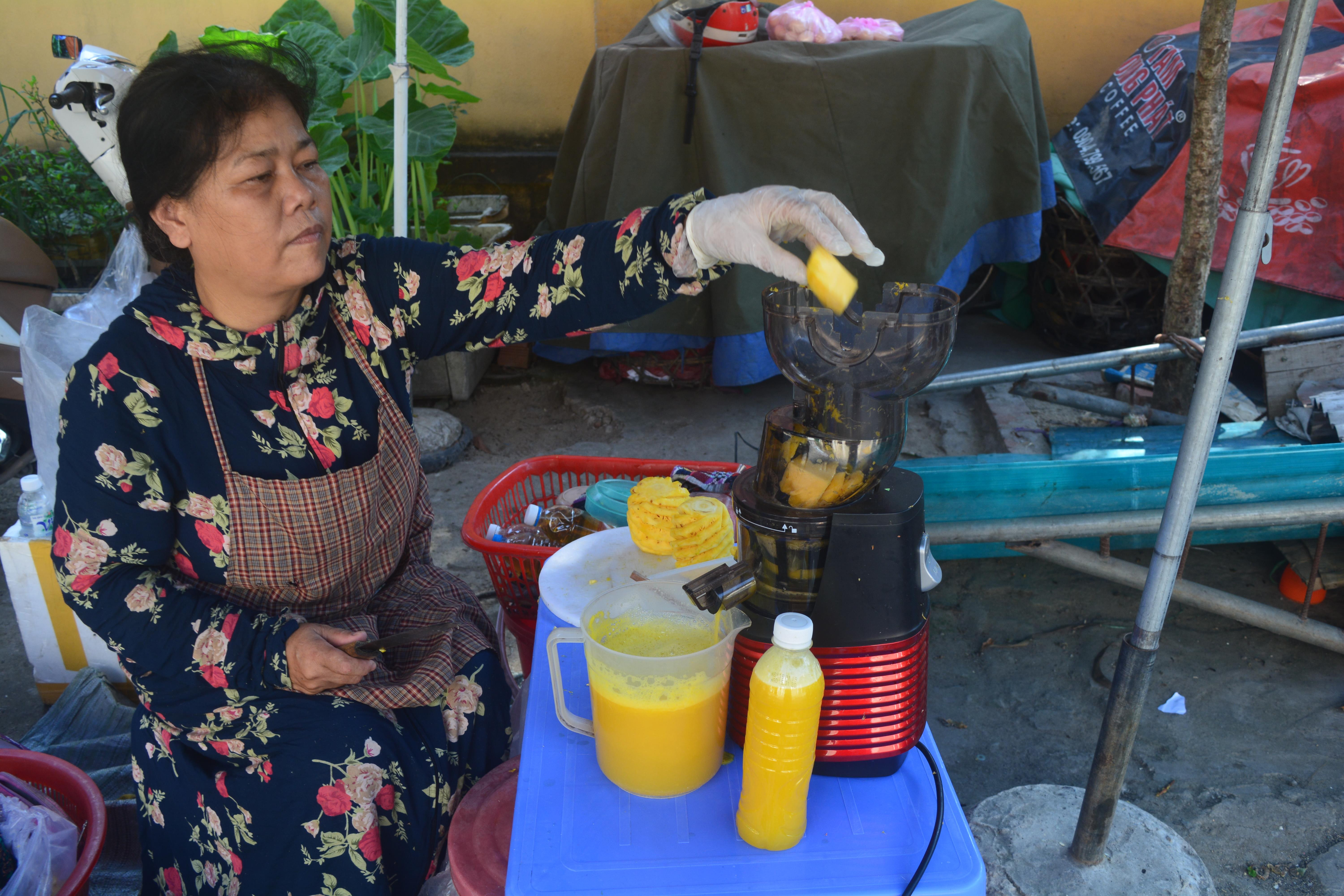 Ngày cao điểm, chị Phượng ở chợ Quán Lau bán khoảng 1 tạ dứa quả ép nước. Ảnh: Thanh Phúc