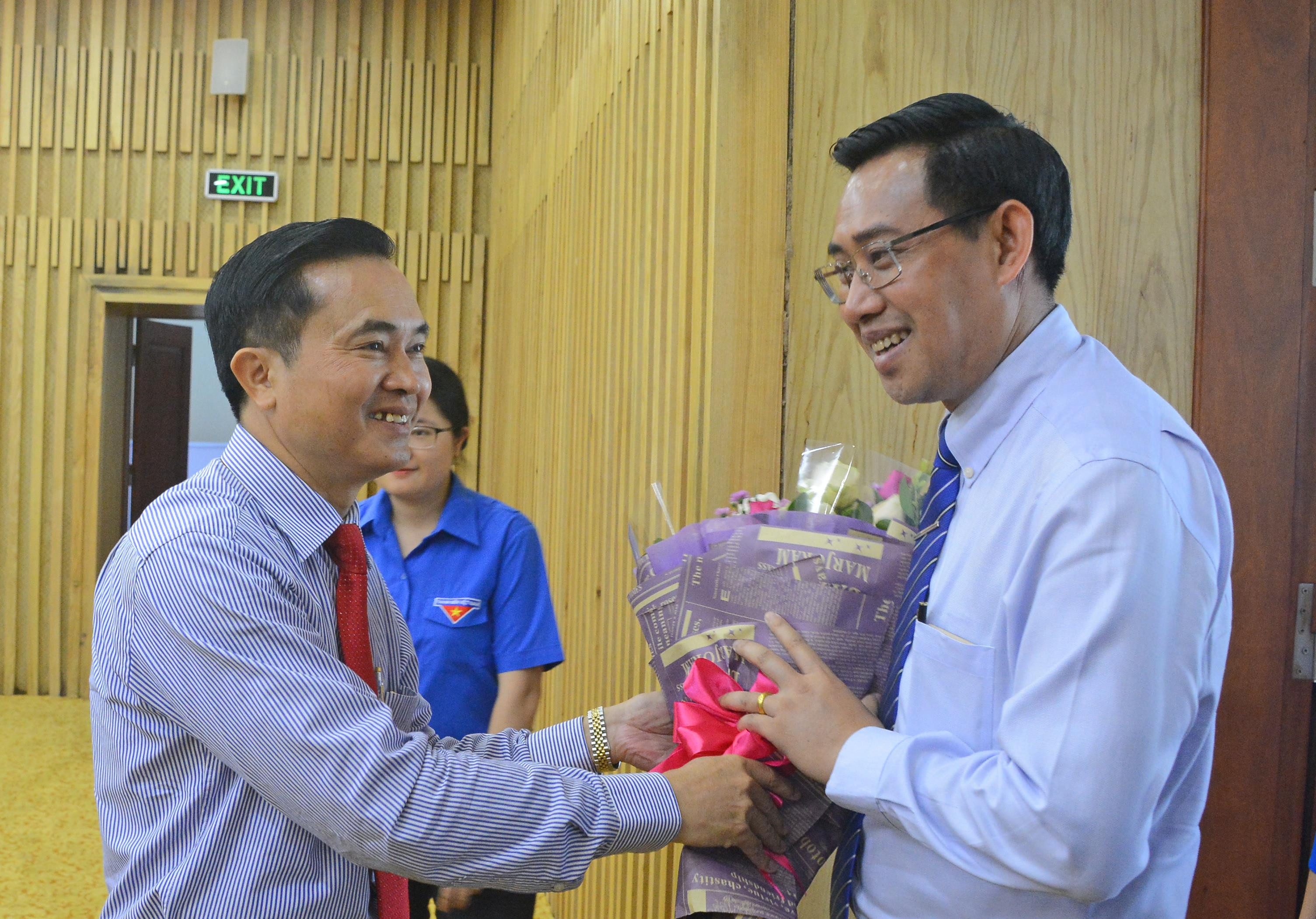 Phó Chủ tịch UBND tỉnh Nghệ An Lê Ngọc Hoa tặng hoa chào mừng đoàn công tác. Ảnh: Thu Giang