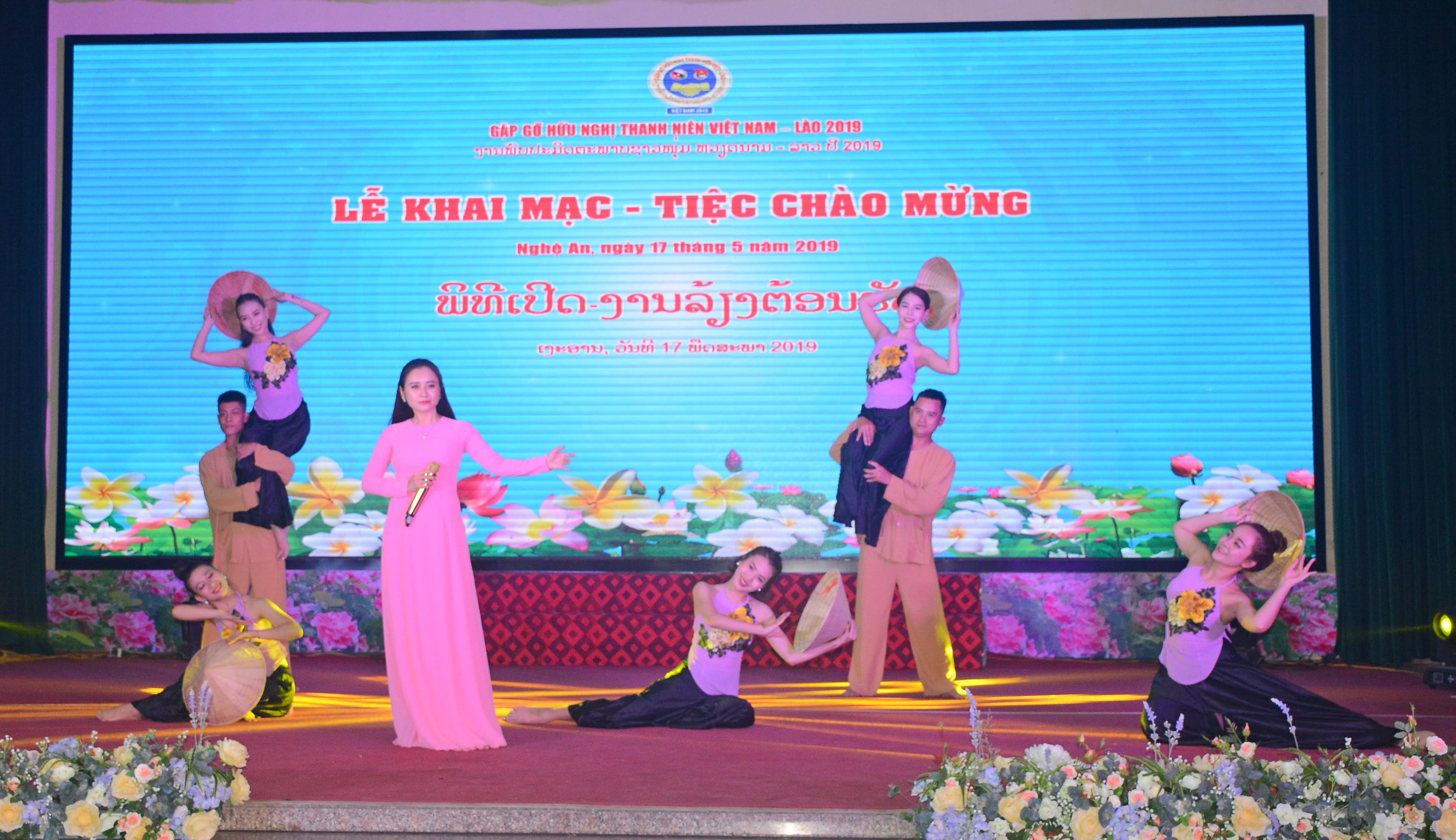 Tiết mục văn nghệ chào mừng lễ khai mạc Gặp gỡ hữu nghị thanh niên Việt Nam - Lào năm 2019. Ảnh: Thu Giang