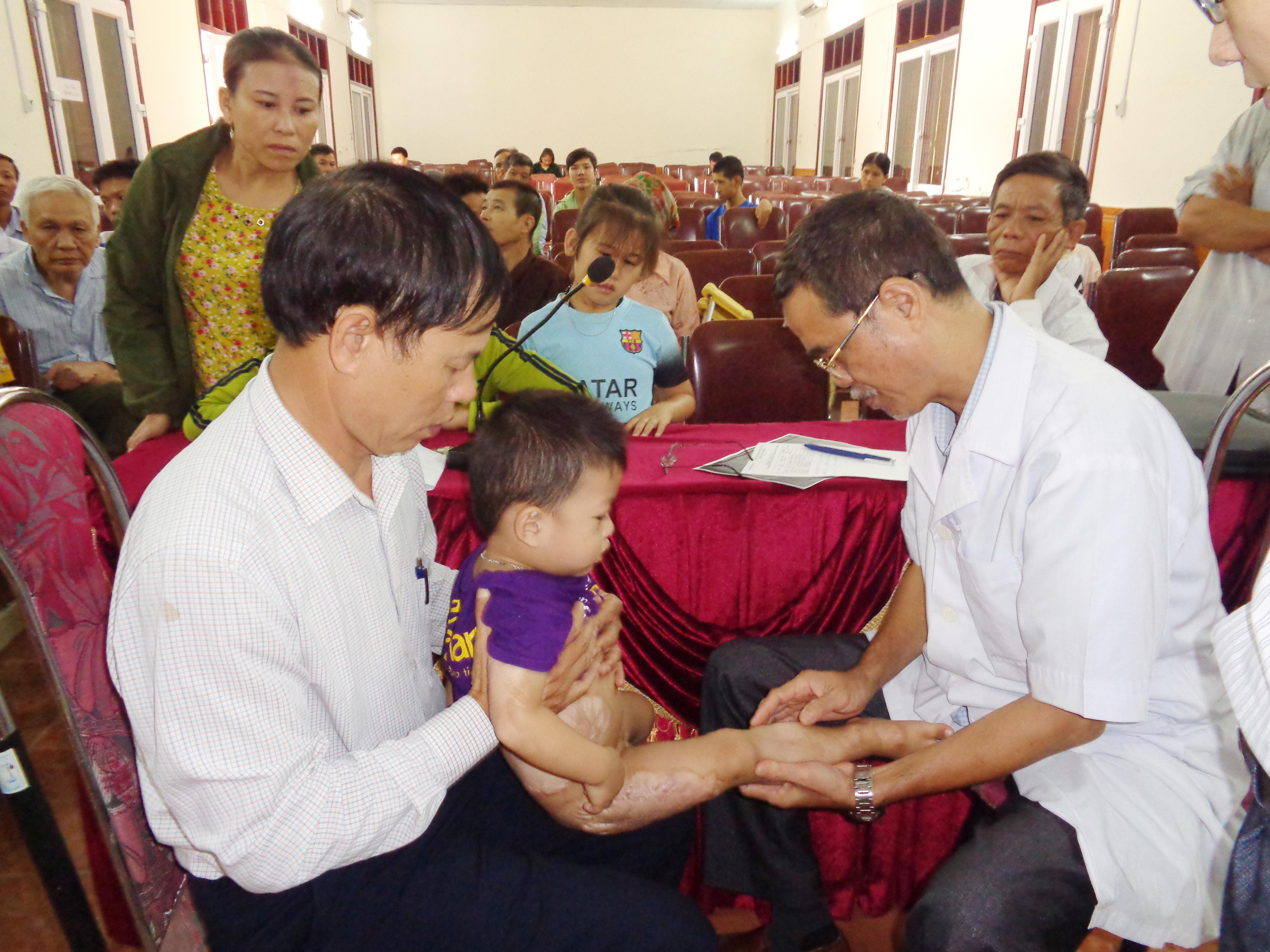 Bác sỹ thăm khám cho trẻ khuyết tật ở huyện Yên Thành