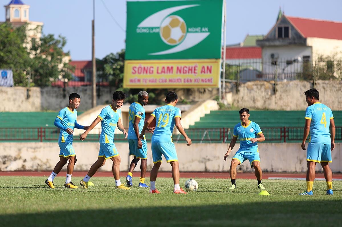 Trong quá khứ, S. Khánh Hòa chưa thua trên sân Vinh nhưng lần này, họ đang có chuỗi thành tích tệ hại và đang xếp cuối BXH với vỏn vẹn 5 điểm. Cầu thủ Trùm Tỉnh là nội binh đáng chú ý nhất bên phía Khánh Hòa với 4 bàn thắng. Ảnh: Trung Kiên