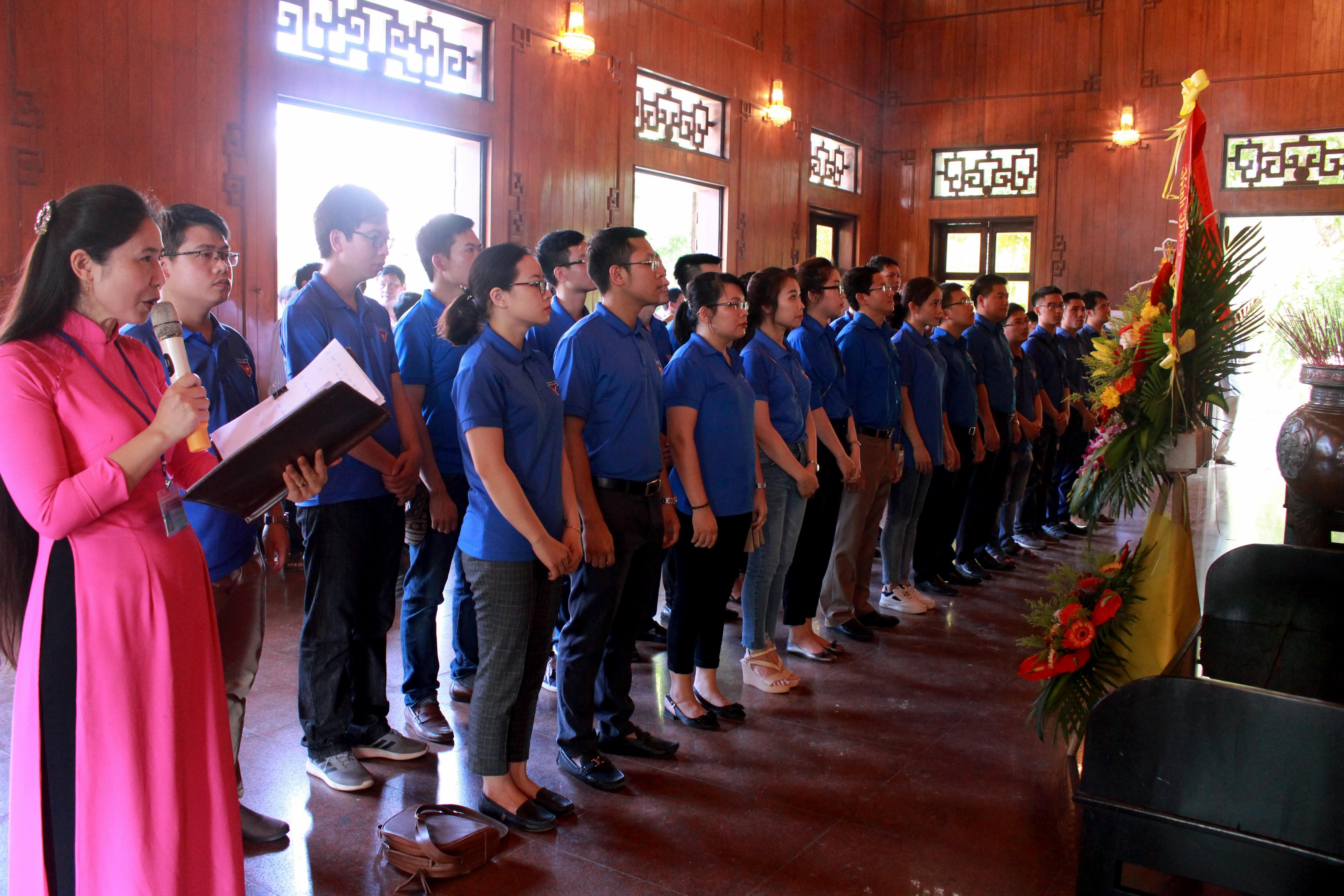 Đoàn Thanh niên Sở Tài nguyên và Môi trường dâng hoa, dâng hương lên anh linh Chủ tịch Hồ Chí Minh.