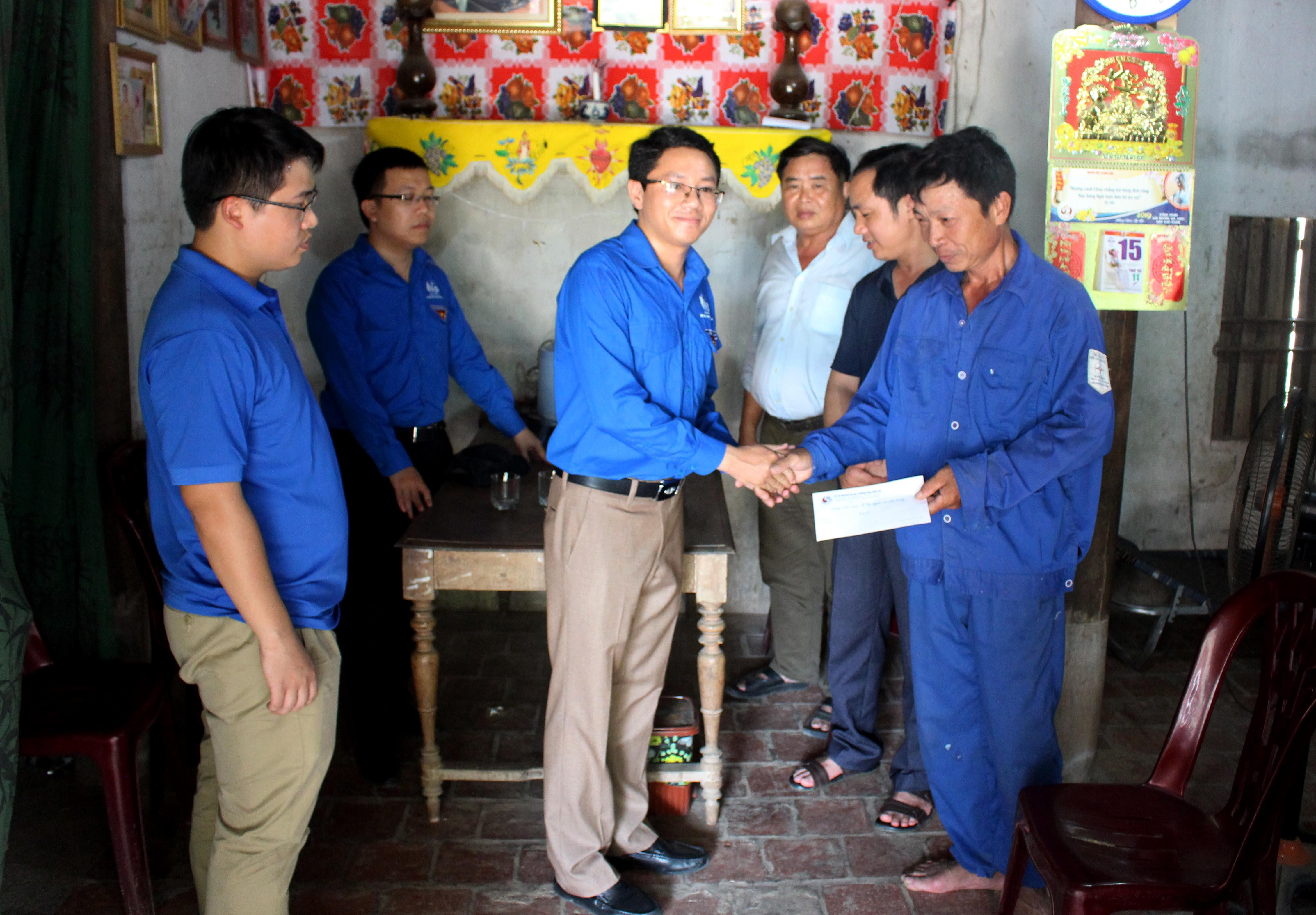 tặng quà cho gia đình chính sách, có hoàn cảnh khó khăn tại xóm 02, xã Nam Lộc, huyện Nam Đàn.