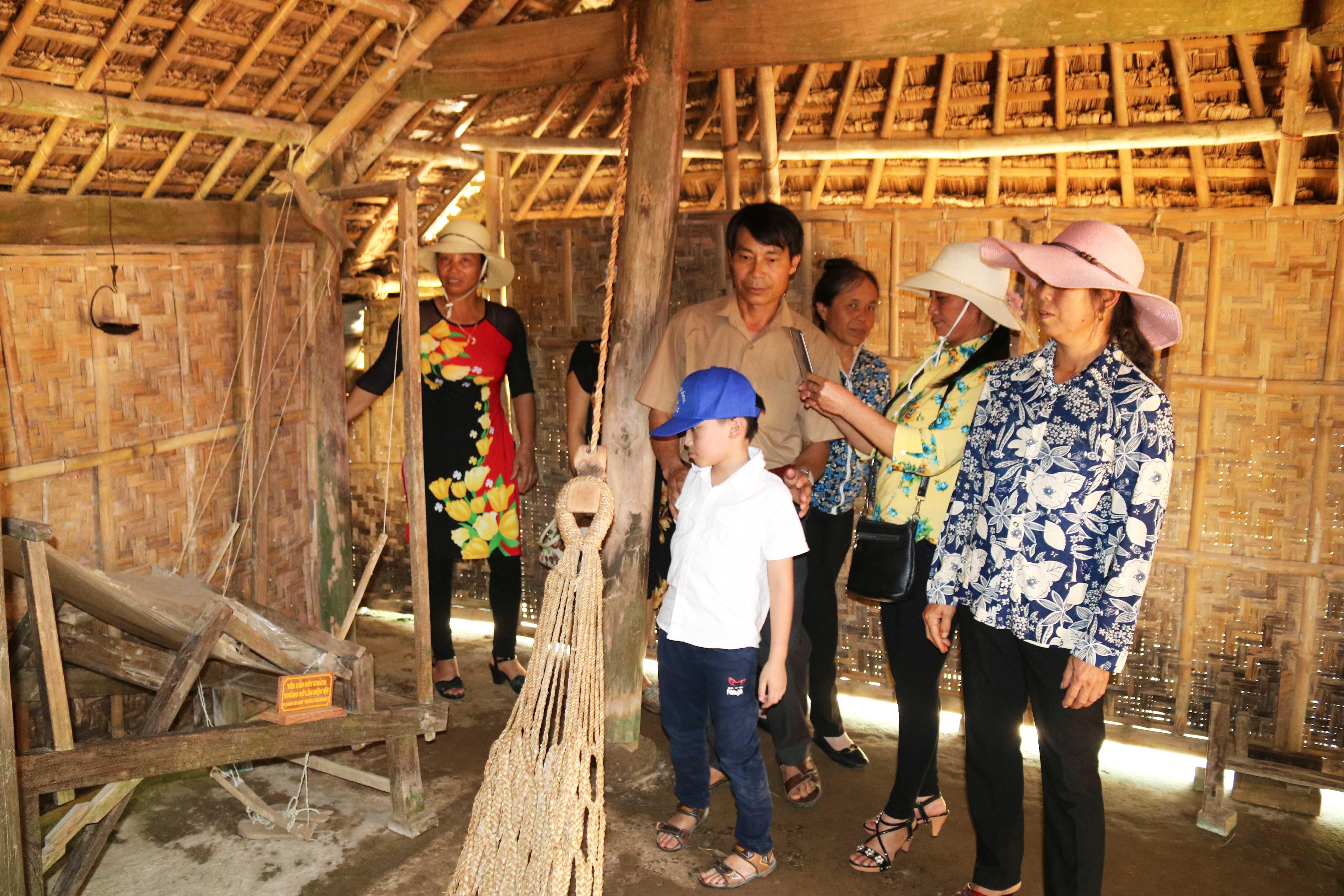 Những hiện vật nhuốm màu thời gian trong ngôi nhà tranh quê ngoại đã gợi cho mỗi người những cảm xúc riêng về những năm tháng tuổi thơ của Bác Hồ. Bà Nguyễn Thị Nga (62 tuổi) quê ở xã Gia Đông, huyện Thuận Thành, tỉnh Bắc Ninh chia sẻ: “Hôm nay, tôi đi cùng đoàn gồm 30 người từ Bắc Ninh vào Quảng Bình viếng mộ đại tướng Võ Nguyên Giáp và về Nghệ An thăm quê Bác. Mỗi lần về đây, không chỉ riêng tôi mà có lẽ nhiều người, ai cũng mang theo những cảm xúc riêng. Đó là sự lưu luyến, bồi hồi và lòng ngưỡng mộ đối với Bác Hồ kính yêu”. 