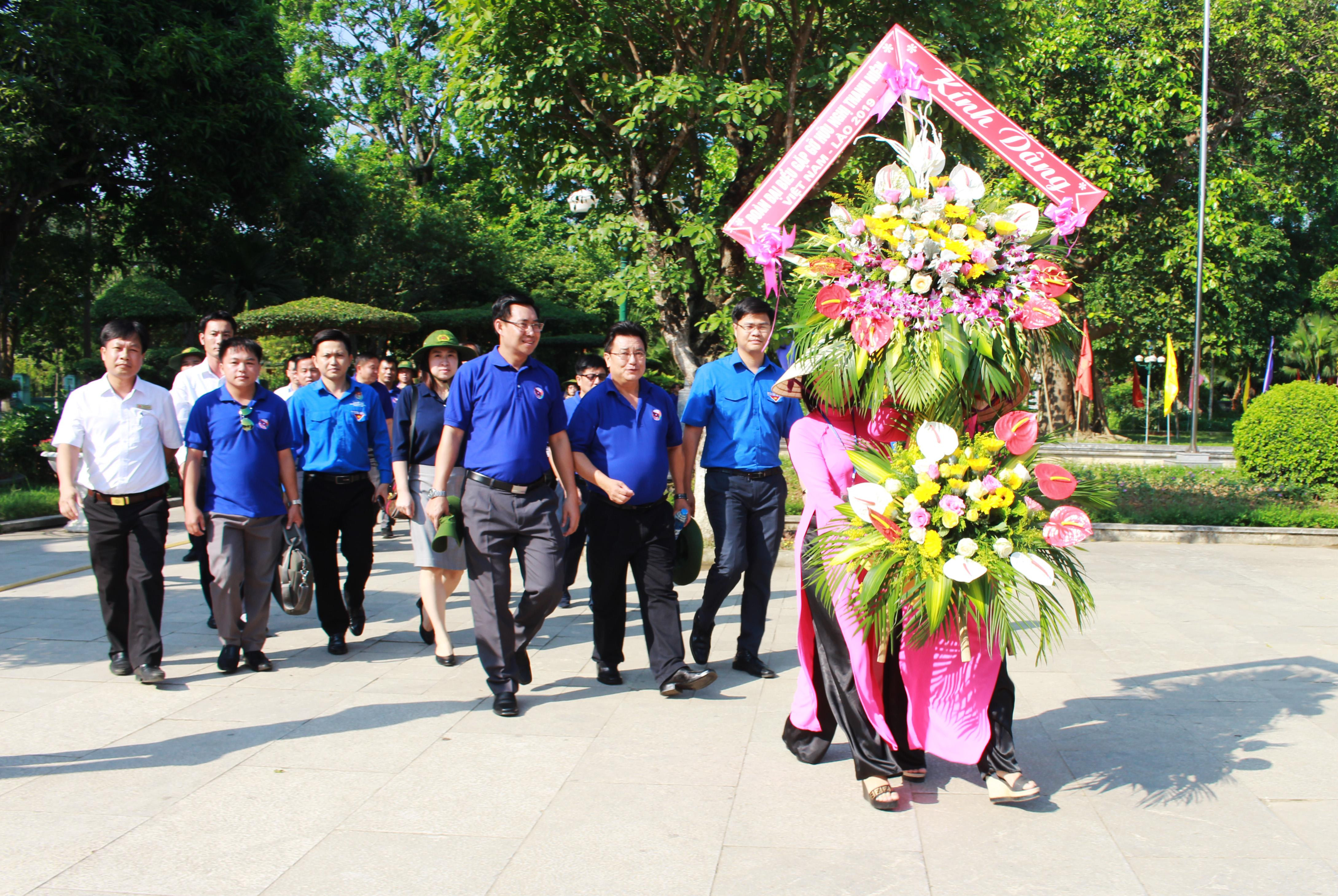 Đoàn thanh niên hai nước Việt - Lào về Khu di tích Kim Liên - Nam Đàn. Ảnh: Phương Thúy