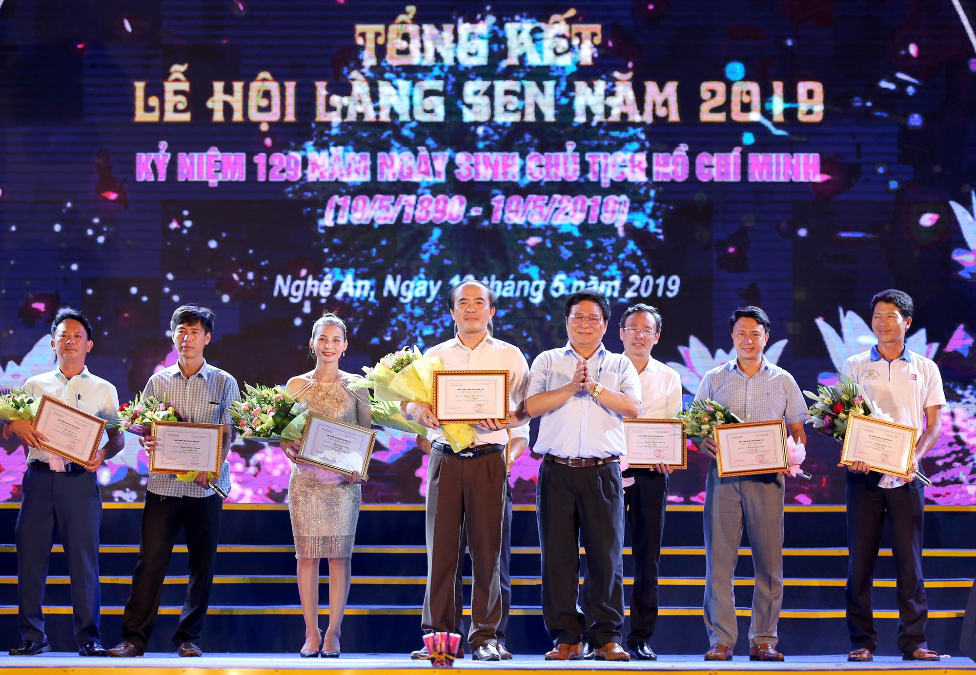 Đồng chí Hồ Mậu Thanh - Ủy viên BCH Đảng bộ tỉnh, Giám đốc Sở Văn hóa và Thể thao trao giải Nhất Hội thi Liên hoan 