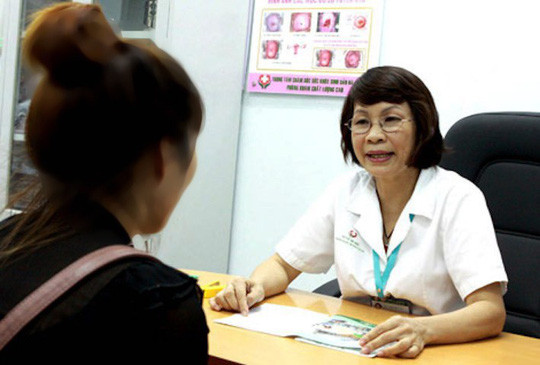 Tư vấn sức khỏe sinh sản cho vị thành niên tại một phòng khám ở Hà Nội - Ảnh: Bích Ngọc