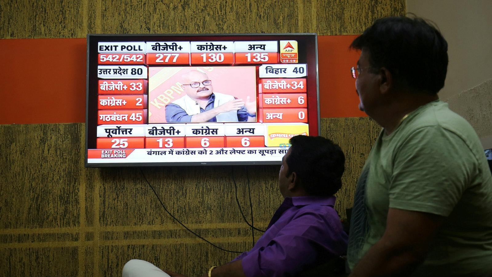Người dân Ấn Độ theo dõi cập nhật kết quả bầu cử. Ảnh: India Times