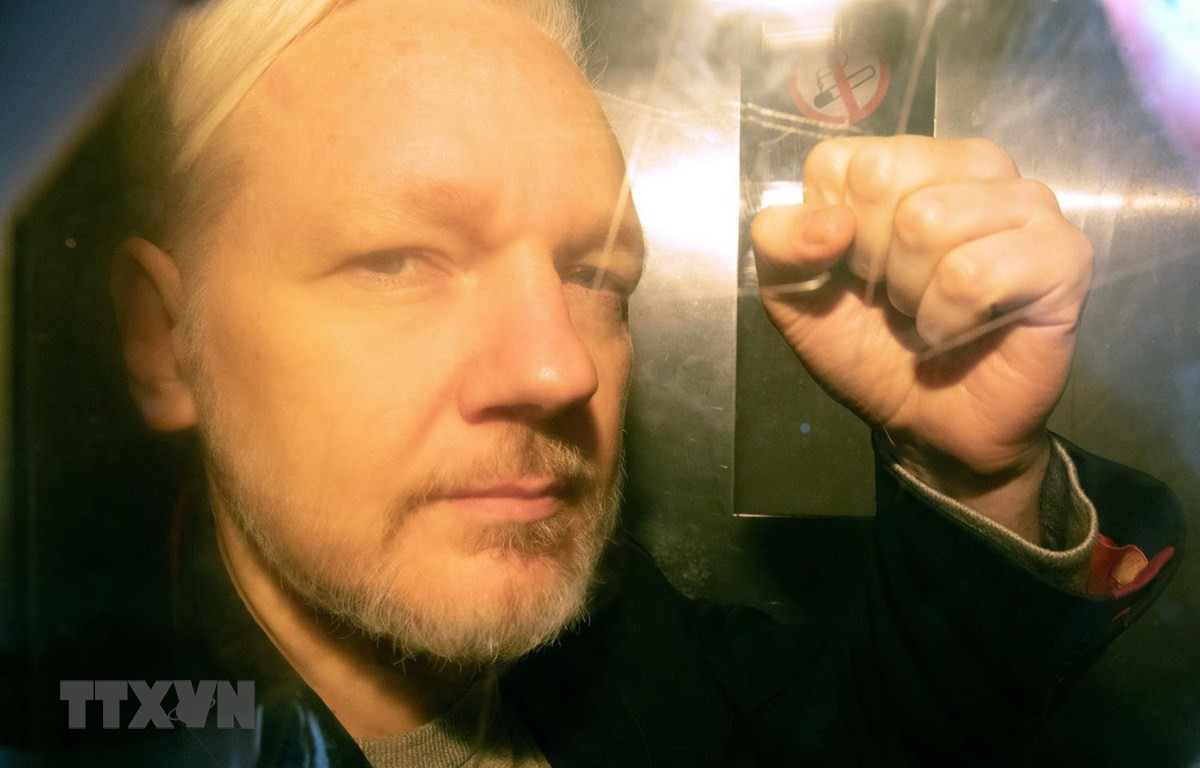 Nhà sáng lập WikiLeaks Julian Assange tới tòa án ở London, Anh ngày 1/5 vừa qua. (Ảnh: AFP/TTXVN)