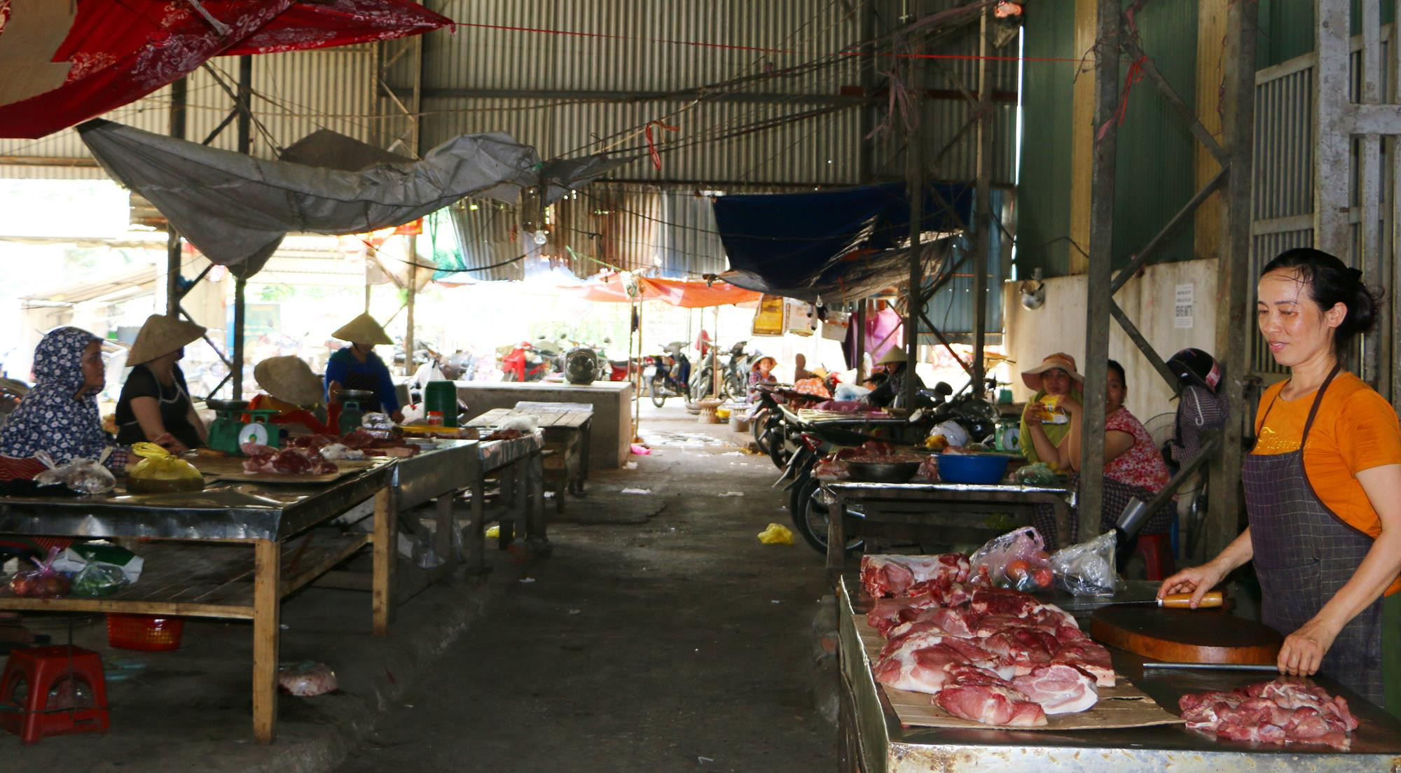 Với khoảng 12 quầy ốt, mỗi ngày chợ Hưng Chính tiêu thụ từ 15-20 con lợn nhưng nay do ảnh hưởng tâm lý ngại lợn dịch nên ít người mua. 