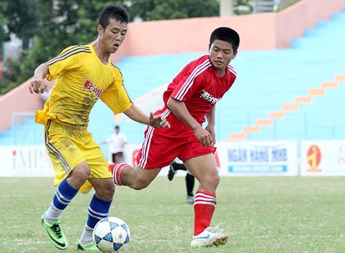 Nguyễn Phùng Quế (áo vàng) tại VCK U17 QG 2009. Ảnh: ngoisao.net
