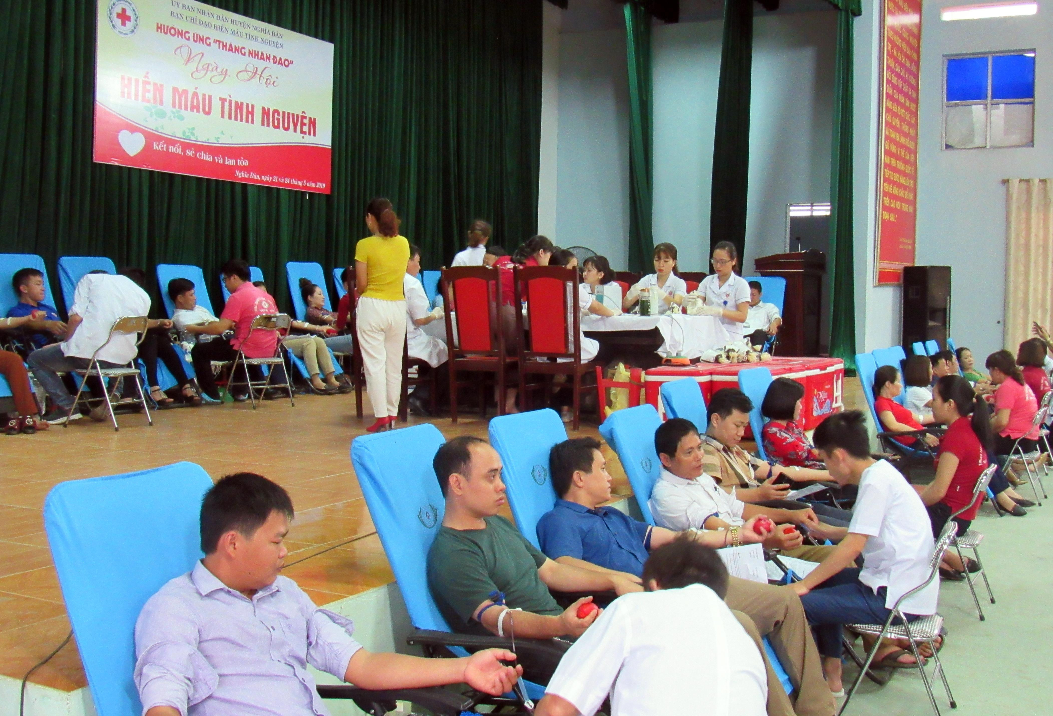 Đông đảo cán bộ, nhân dân tham gia hiến máu