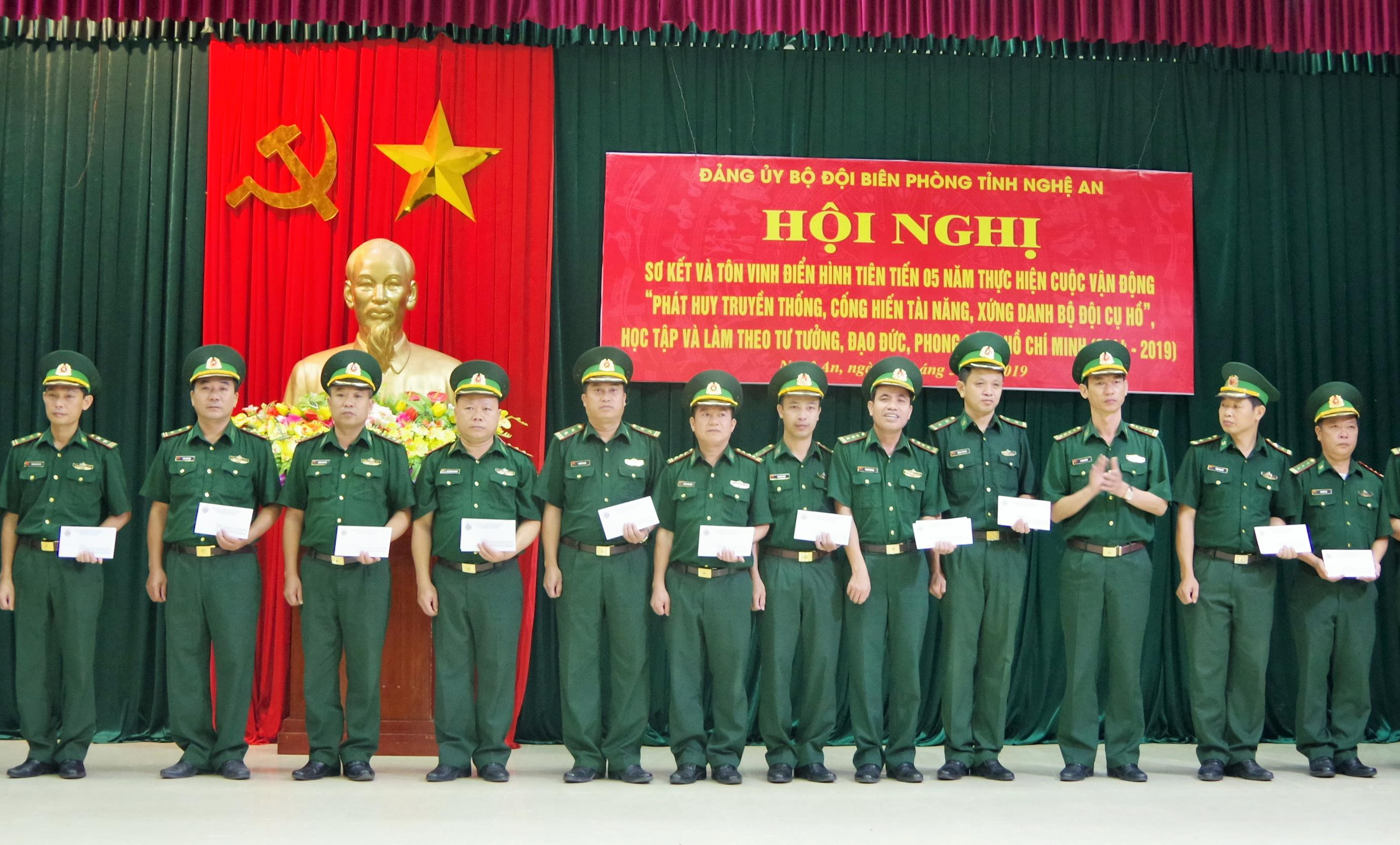 Bộ chỉ huy BĐBP Nghệ An tặng các suất quà cho đại diện các đơn vị BĐBP tỉnh có con em vượt khó, học giỏi