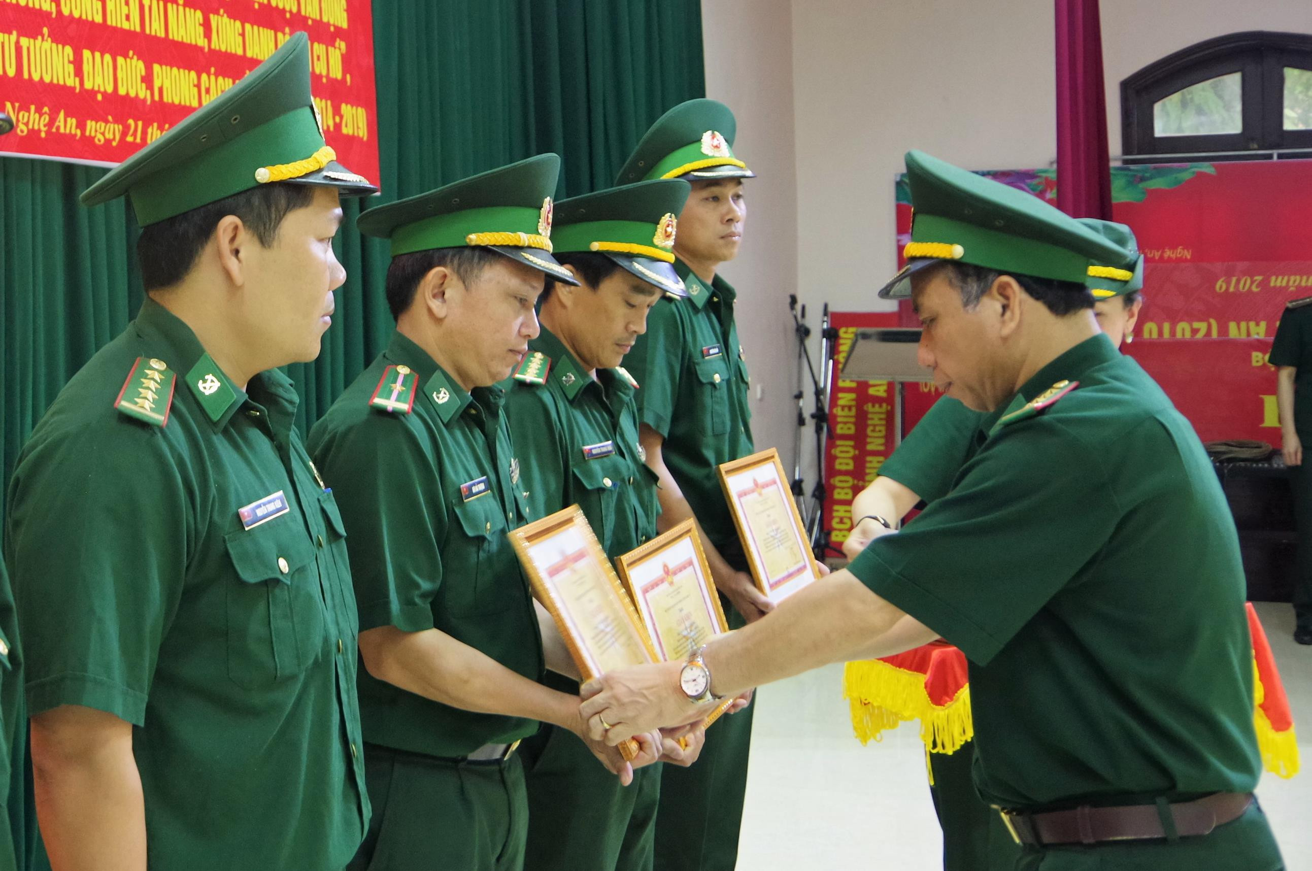 Đại tá Trần Hải Bình - Chỉ huy trưởng BĐBP Nghệ An trao thưởng cho các điển hình tiên tiến. Ảnh: Hùng Phong