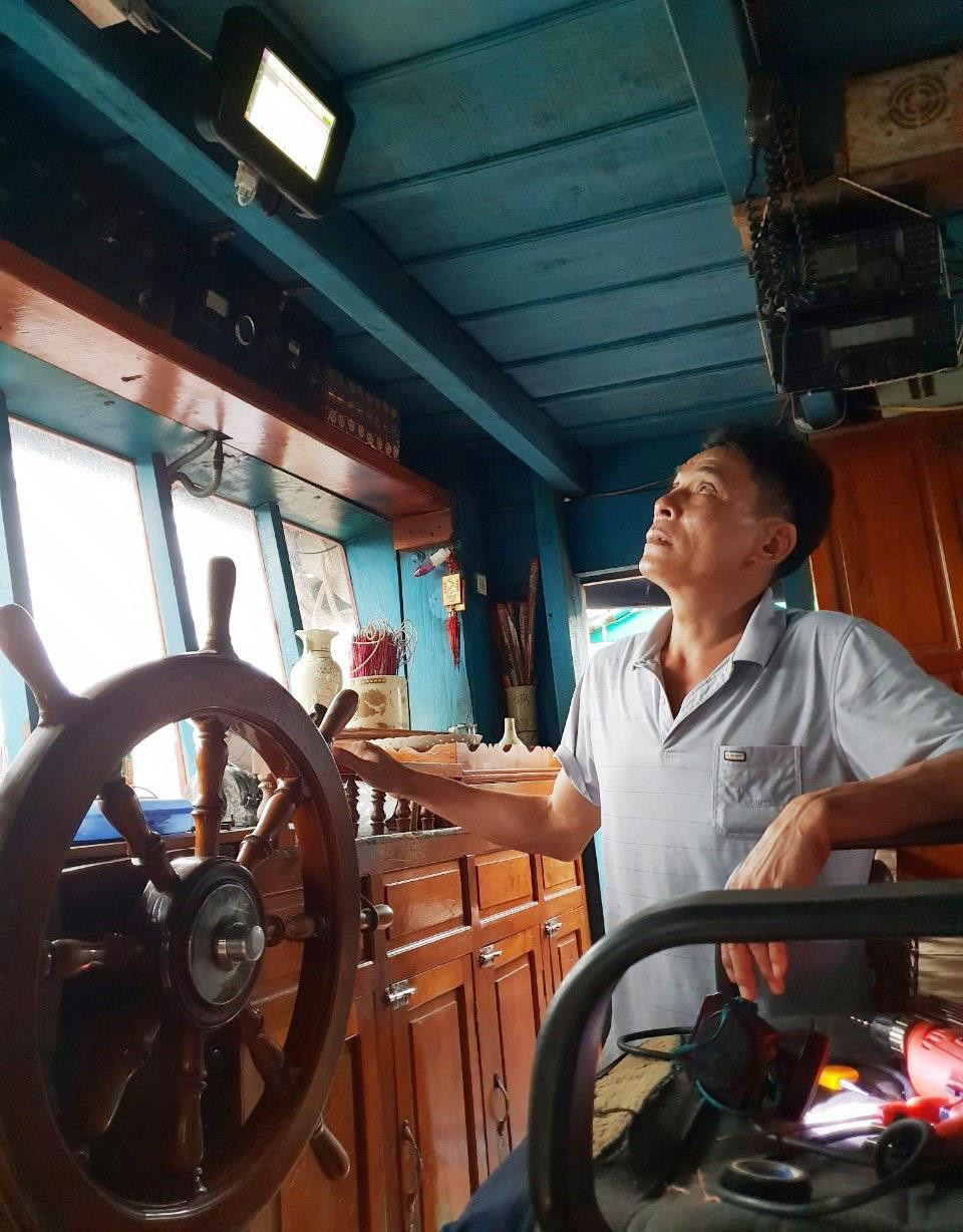 : Ngư dân Phạm Ngọc Chung vui mừng sau khi tàu được lắp đặt thiết bị giám sát. Ảnh: Việt Hùng.