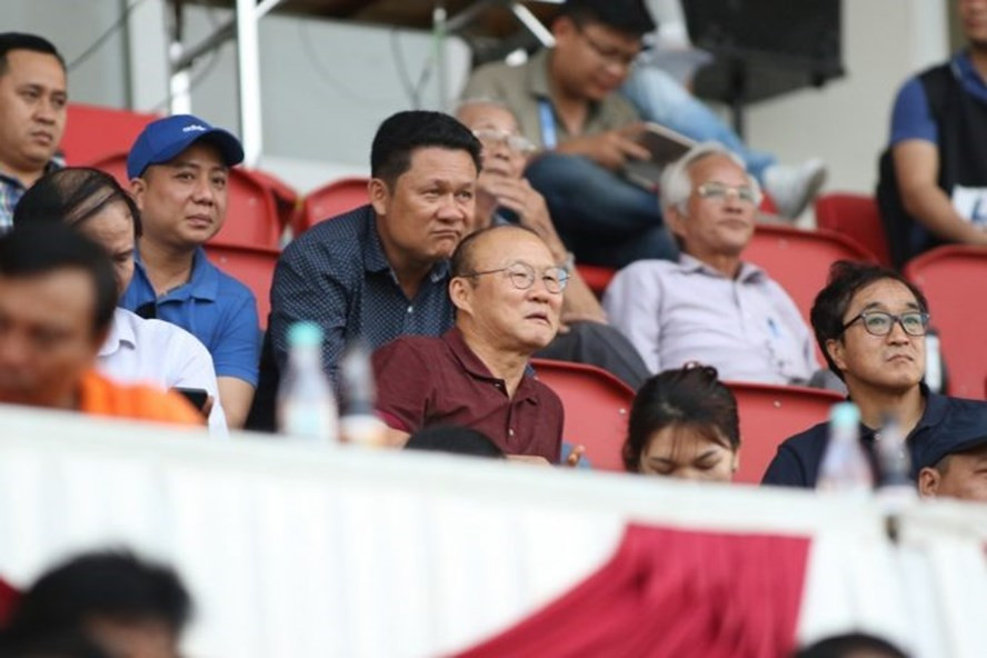 HLV Park Hang-seo dự khán trận đấu giữa SHB Đà Nẵng và SLNA. Ảnh: Lao Động