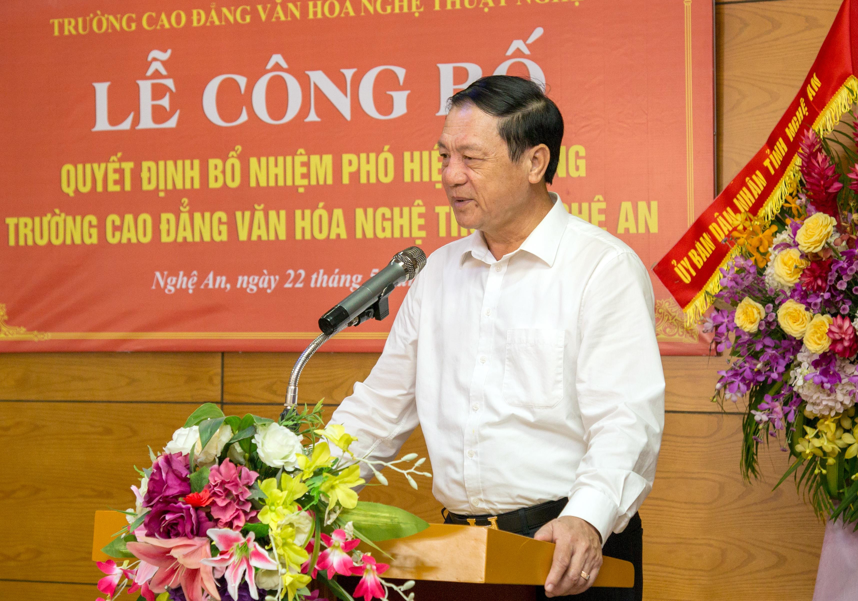 Đồng chí Lê Minh Thông phát biểu và giao nhiệm vụ cho tân Phó Hiệu trưởng Trường CĐ VHNT Nghệ An. Ảnh: Quang Sáng