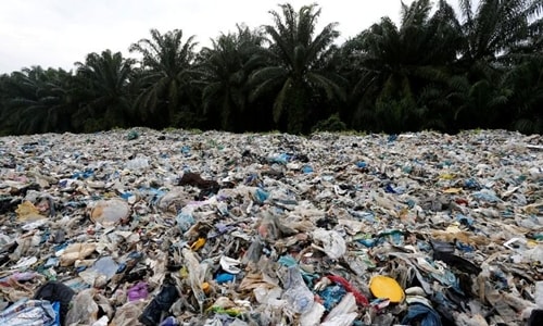 Rác thải nhựa chất đốngbên ngoài một nhà máy tái chế trái phép tại Jenjarom, Kuala Langat, Malaysia hồi tháng 10/2018. Ảnh: Reuters.