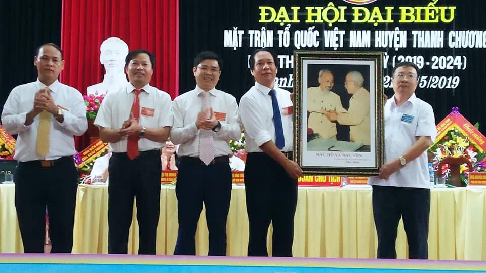 Ông Nguyễn Ngọc Nguyên - Phó Chủ tịch Thường trực Ủy ban MTTQ tỉnh tặng bức ảnh Bác Hồ và Bác Tôn chào mừng Đại hội. Ảnh: Đình Hà 