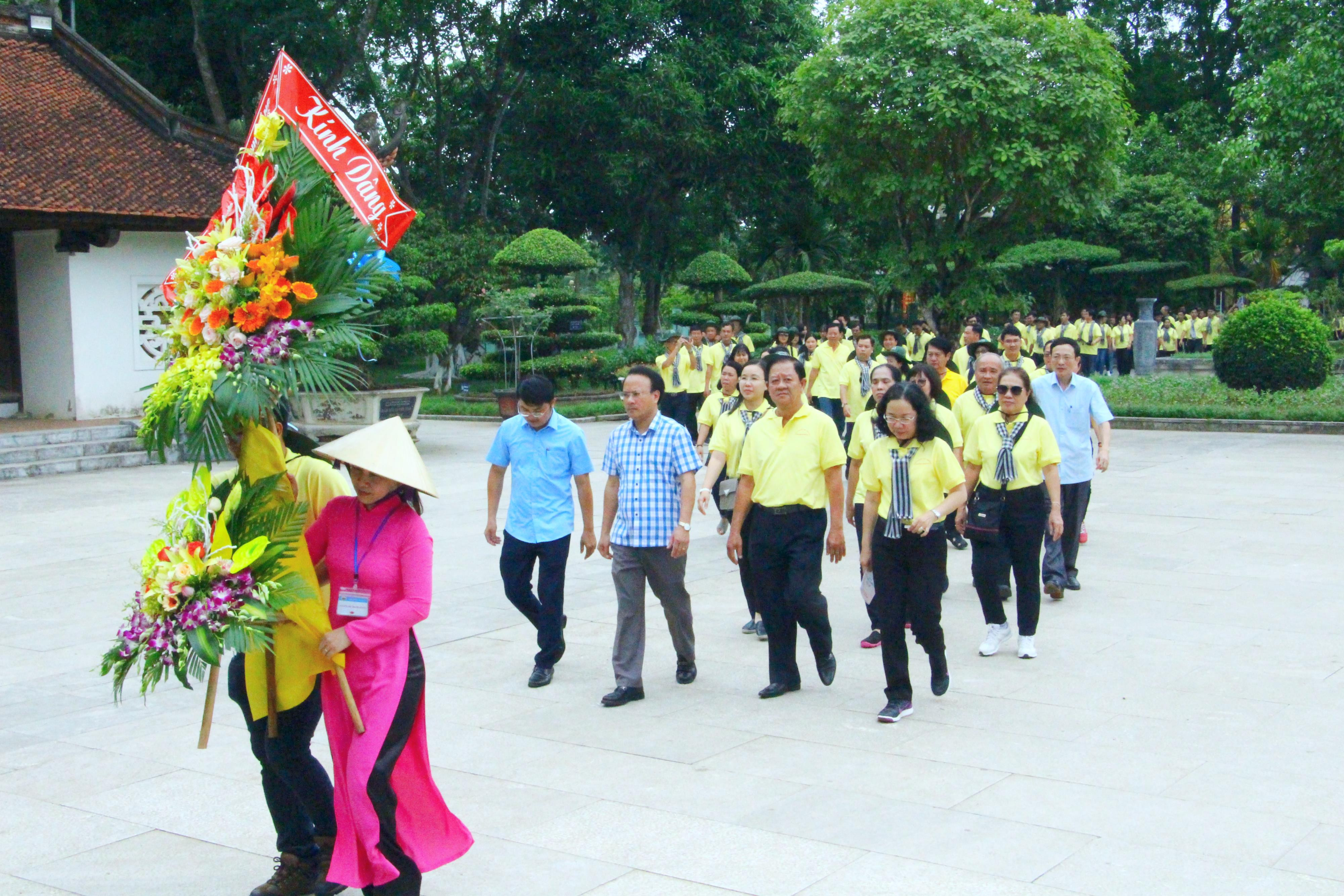 Tham gia đoàn có đồng chí Dương Công Khanh – Thành ủy viên, Bí thư Đảng ủy Khối, đồng chí Thái Thị Bích Liên – Phó Bí thư Thường trực Đảng ủy Khối. Đón đoàn tại Nghệ An có đồng chí Nguyễn Nam Đình - Ủy viên Ban Thường vụ Tỉnh ủy, Bí thư Đảng ủy Khối, đồng chí Hoàng Văn Nhiên – Phó Bí thư Thường trực Đảng ủy Khối các cơ quan tỉnh Nghệ An.