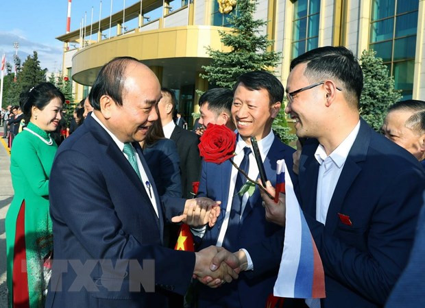 Các đại biểu, kiều bào đón Thủ tướng Nguyễn Xuân Phúc và Phu nhân tại sân bay. Ảnh: Thống Nhất/TTXVN