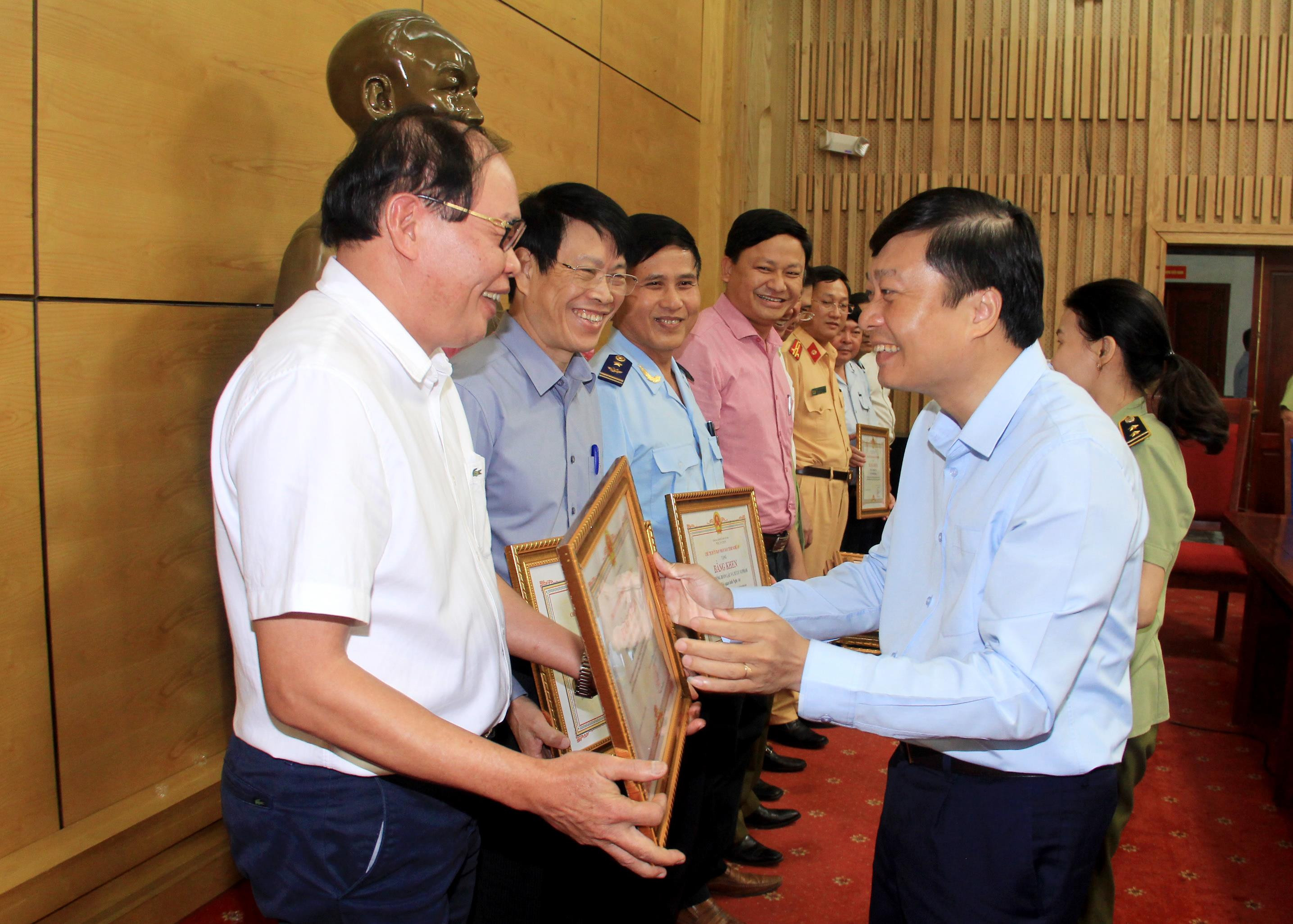Đồng chí Lê Hồng Vinh - Phó Chủ tịch UBND tỉnh trao bằng khen cho 5 tập thể và 5 cá nhân vì có thành tích trong công tác đấu tranh chống buôn lậu, gian lận thương mại và hàng giả năm 2018. Ảnh: Phạm Bằng