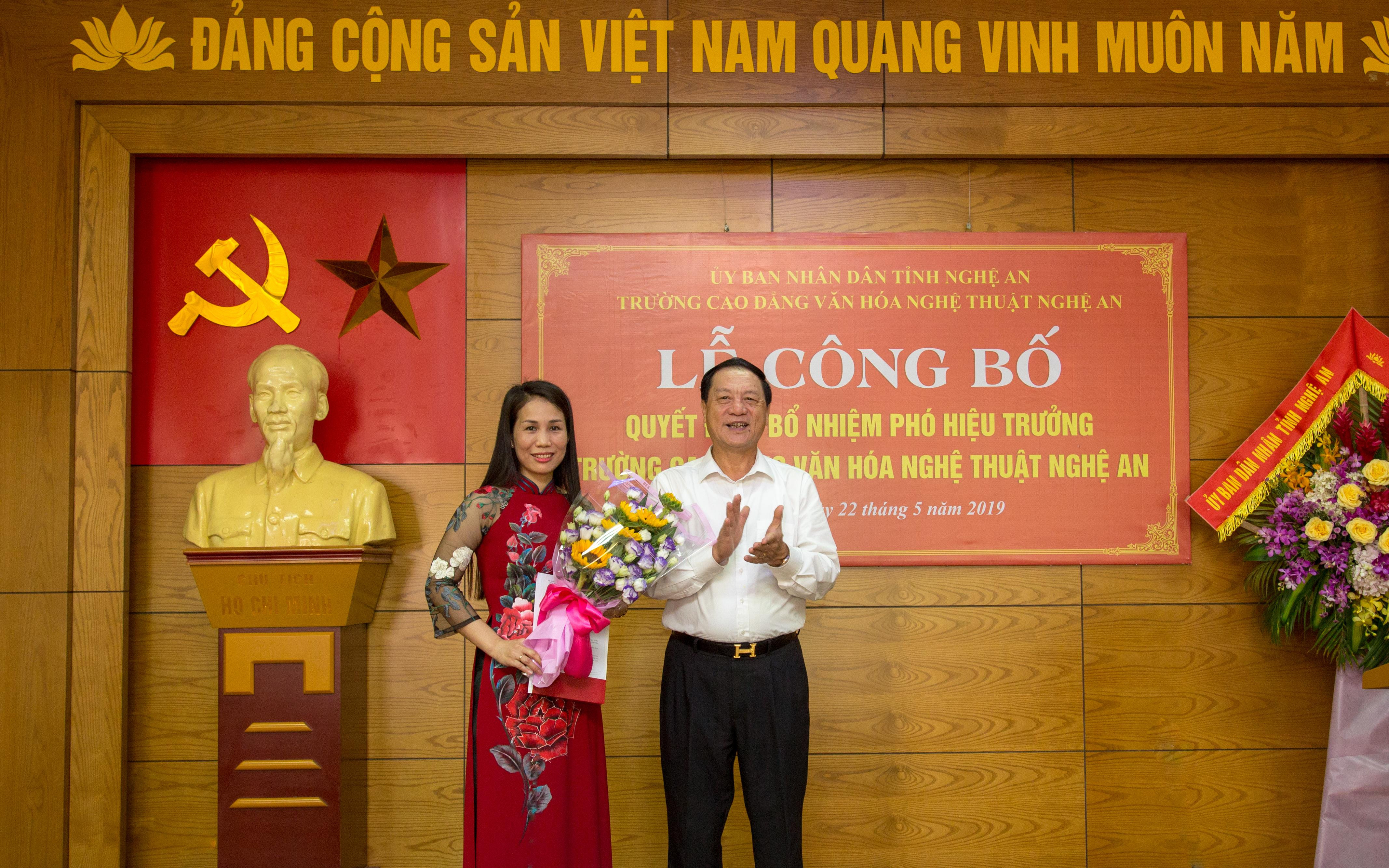 Đồng chí Lê Minh Thông trao quyết định bổ nhiệm cho đồng chí Nguyễn Thị Thanh Đức. Ảnh: Quang Sáng