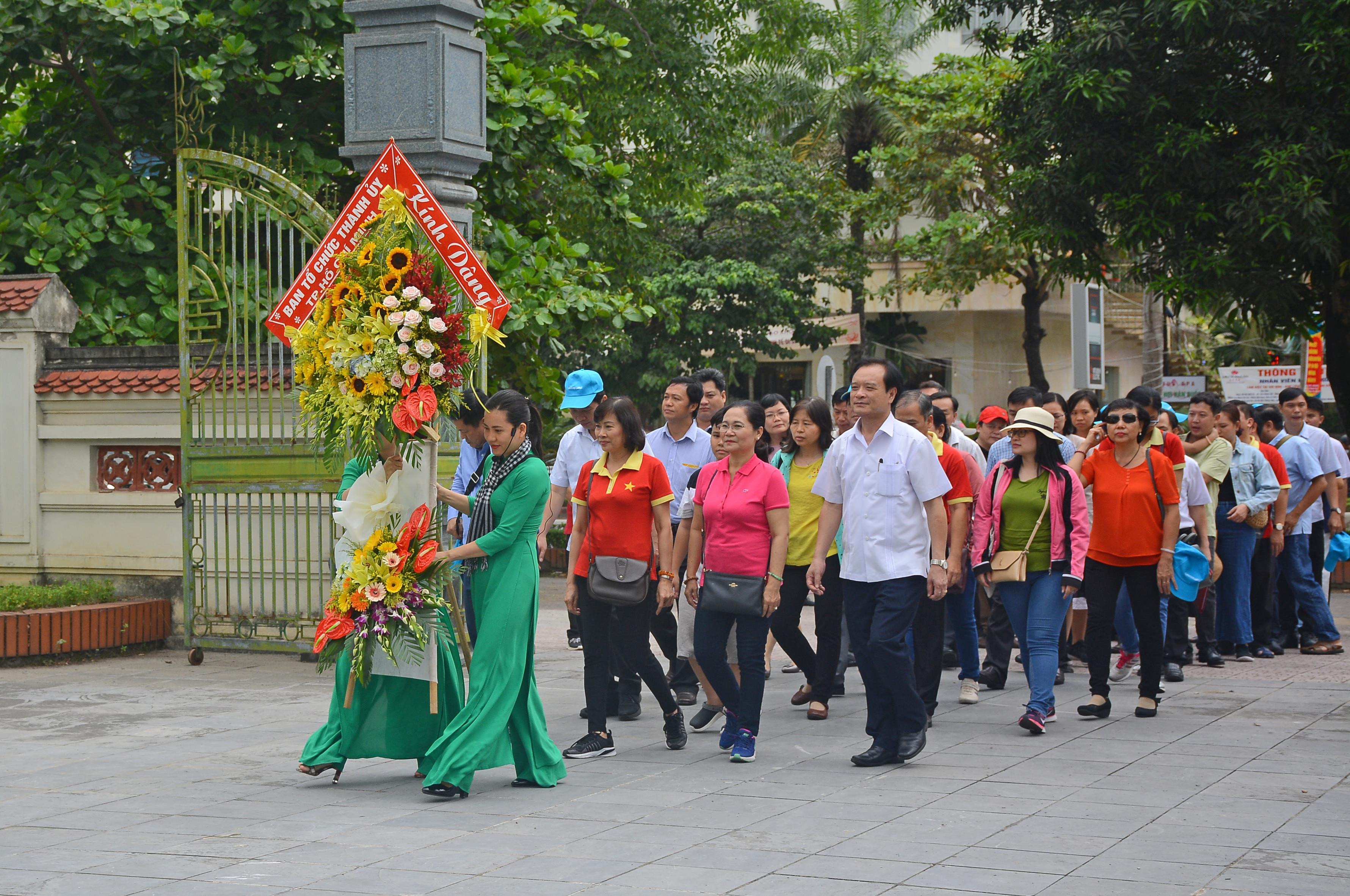 Đoàn cán bộ ngành tổ chức xây dựng Đảng thăm nhà lưu niệm đồng chí Nguyễn Thị Minh Khai. Ảnh: Thu Giang