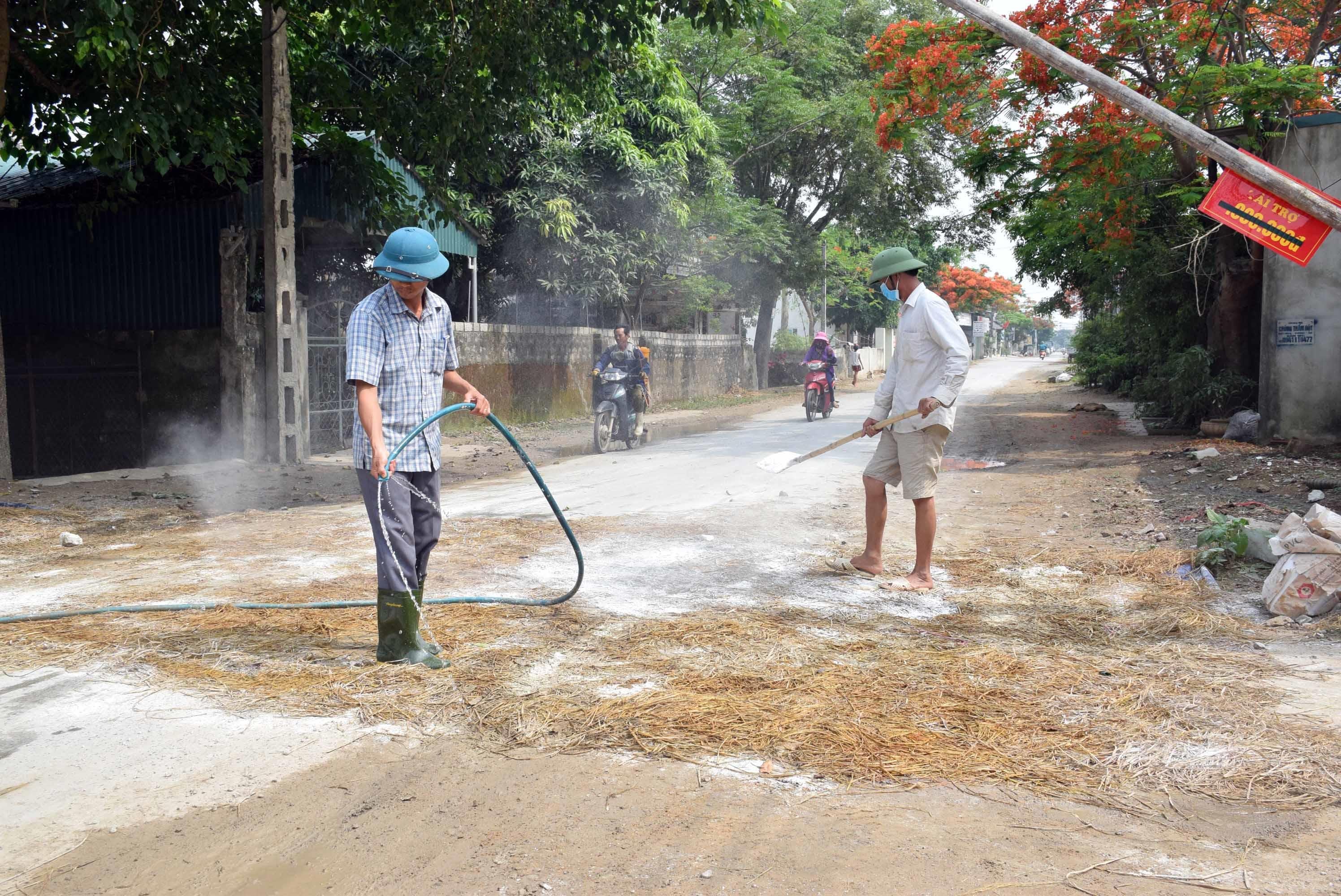 Lập chốt chặt dịch tả lợn châu phi trên trục đường 537B đoạn qua xóm 5, xã Quỳnh Lương. Ảnh: Xuân Hoàng