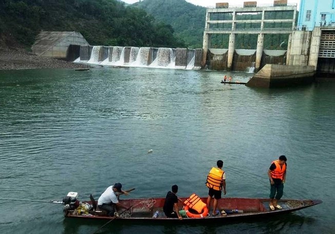 Thi thể anh Vi Văn May được tìm thấy gần cửa xả Thủy điện Nậm Nơn. Ảnh: Thạch Quỳnh