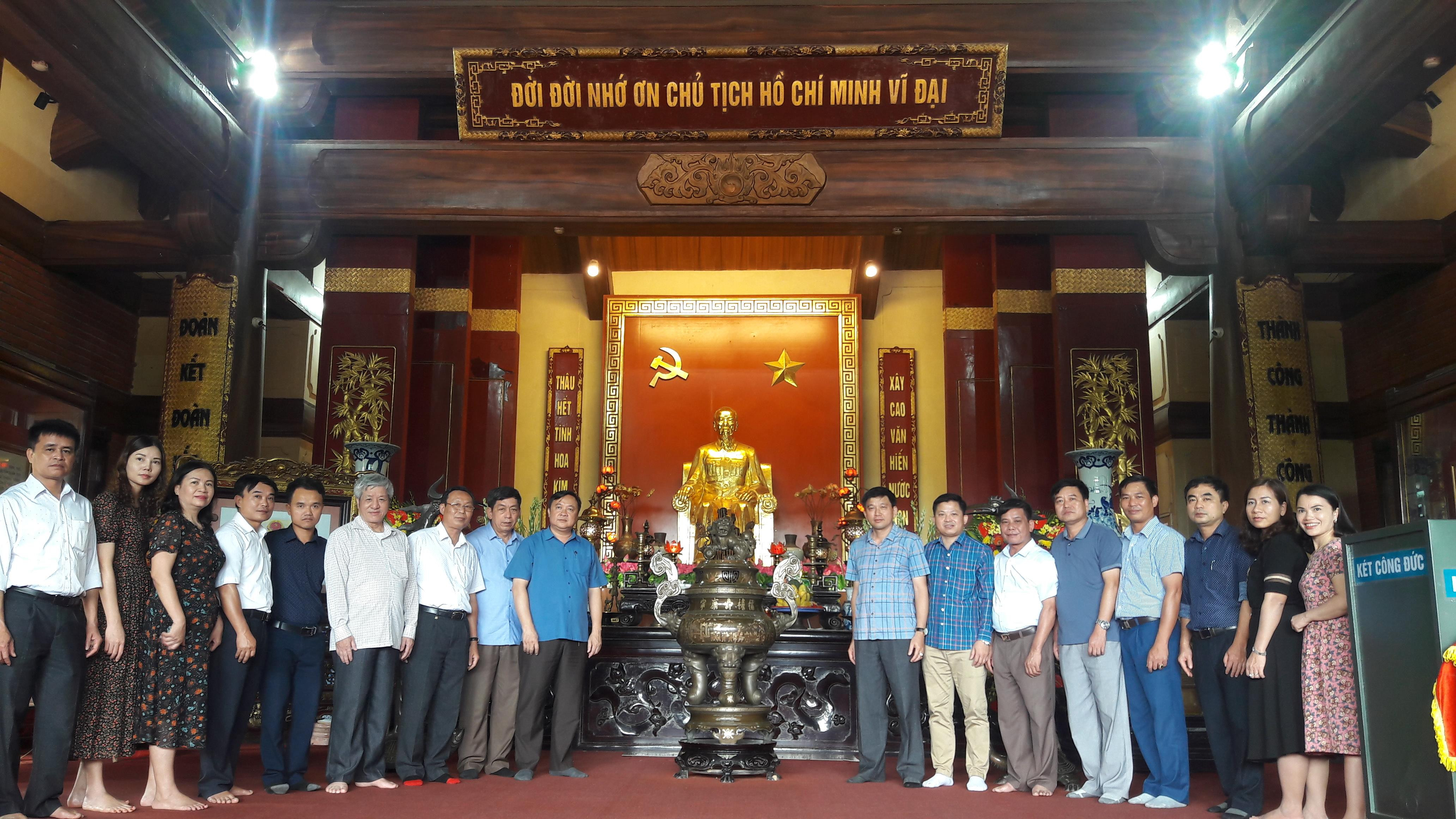 Đoàn thăm nhà tưởng niệm Chủ tịch Hồ Chí Minh tại ATK Định Hóa.