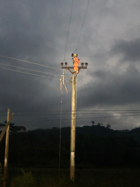 Sét đánh trúng đường dây lưới điện, khiến mất điện toàn huyện. Ảnh: Vân Thanh