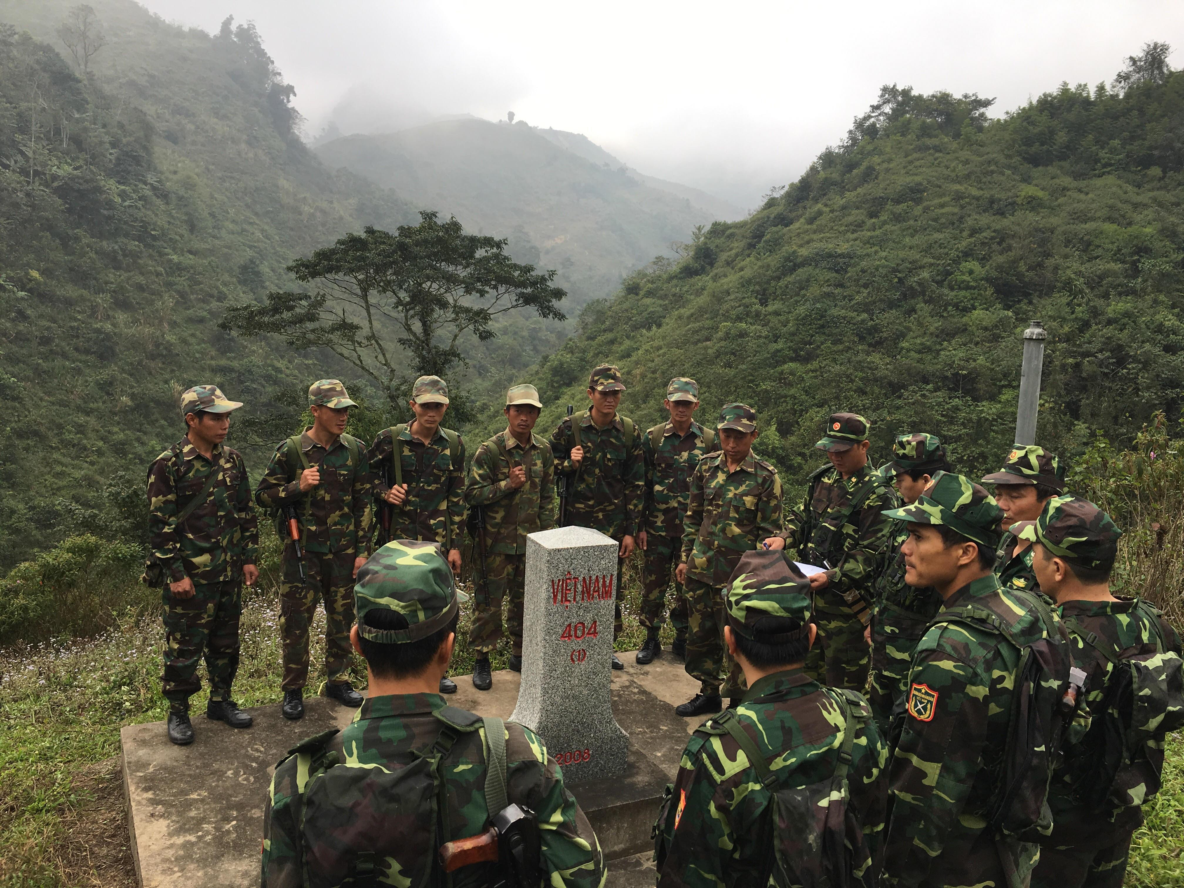 Tuần tra song phương giữa chiến sỹ Đồn Nậm Cắn (Việt Nam) và chiến sỹ biên phòng của huyện Noọng Hét (Lào). Ảnh: CTV