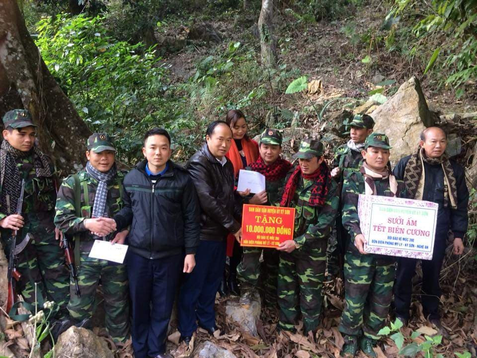 Ban Dân vận và MTTQ huyện Kỳ Sơn trao quà động viên các chiến sỹ tại mốc 390 do Đồn Mỹ Lý quản lý. Ảnh: CTV