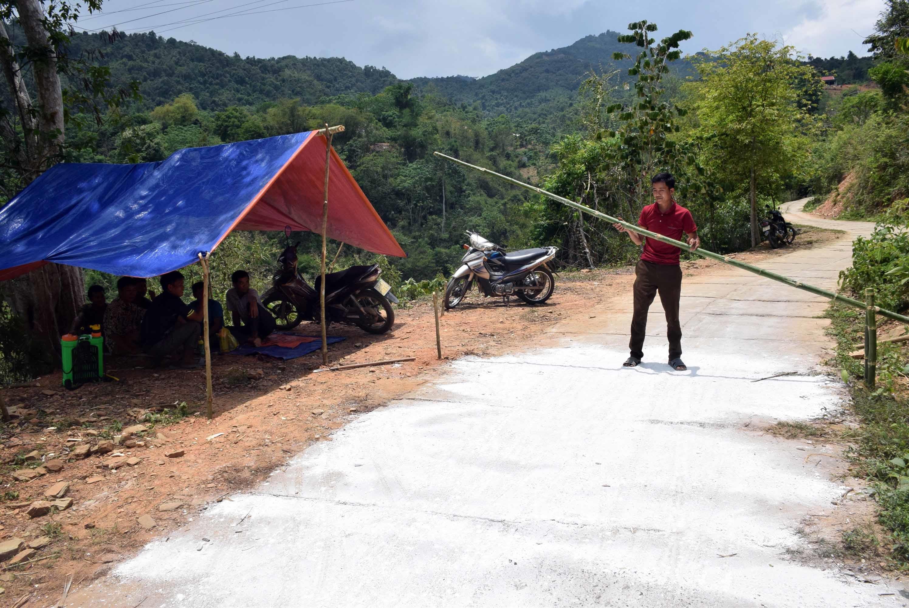 Điểm chốt chặn dịch tả lợn châu phi trên con đường độc đạo vào bản Huồi Thợ. Ảnh: Xuân Hoàng