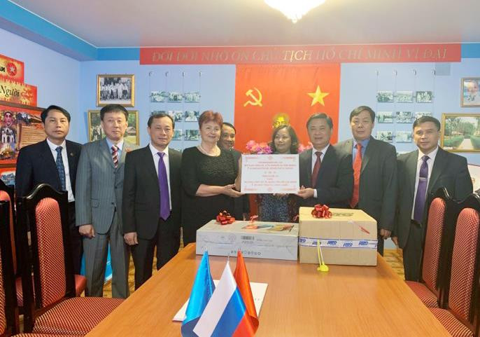 Đoàn công tác Nghệ An thăm tặng quà tại ngôi trường mang tên Chủ tịch Hồ Chí Minh ở U-li-a-nốp