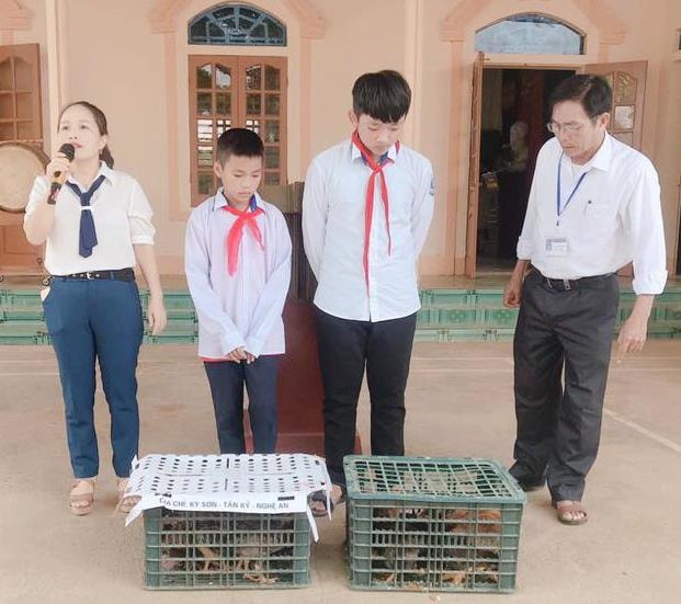 Trao đàn gà khăn quàng đỏ ở Nghĩa Đàn