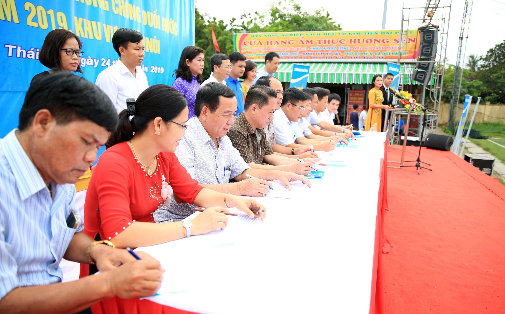 Đại diện 11 huyện ký cam kết toàn dân luyện bơi phòng, chống đuối nước. 