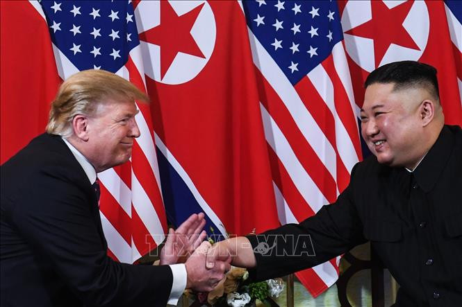 Tổng thống Mỹ Donald Trump (trái) và nhà lãnh đạo Triều Tiên Kim Jong-un tại cuộc gặp ở Hà Nội ngày 27/2/2019. Ảnh: AFP/TTXVN