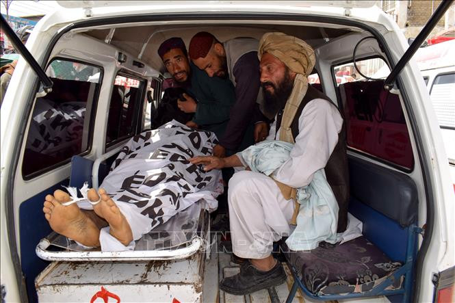 Chuyển nạn nhân bị thương trong một vụ đánh bom ở Quetta, Pakistan. Ảnh tư liệu: AFP/TTXVN