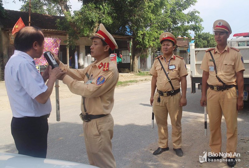 Lực lượng Cảnh sát giao thông huyện Tân Kỳ tuần tra, kiểm soát tại địa bàn. Ảnh Minh Chi