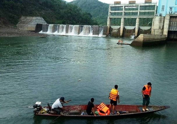 Thi thể anh Vi Văn May được tìm thấy cách vị trí thuyền lật khoảng 30m. Ảnh: Thạch Quỳnh