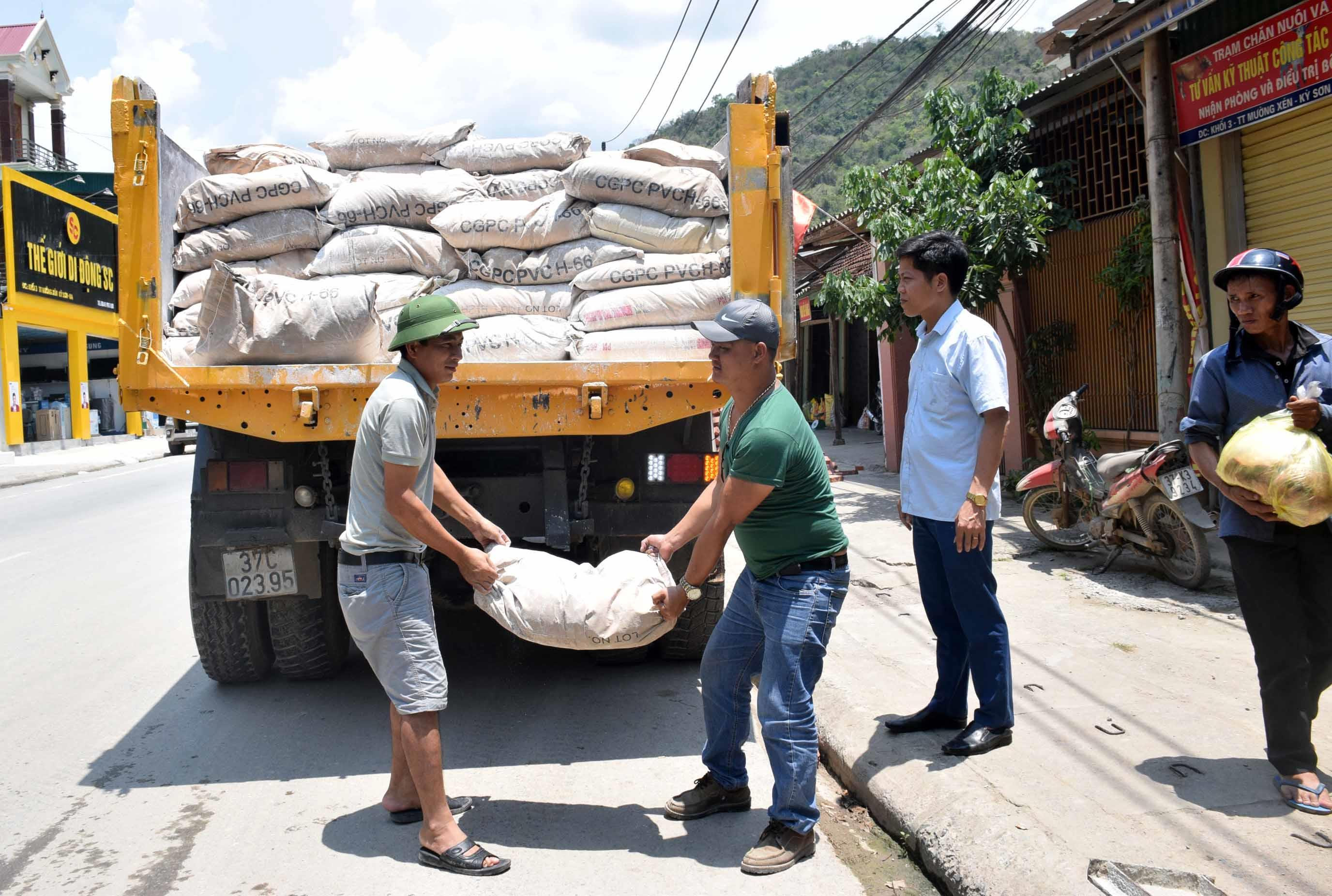 Huyện Kỳ Sơn chủ động mua 20 tấn vôi bột để cung ứng cho các địa phương phòng chống dịch tả lợn châu Phi. Ảnh: Xuân Hoàng