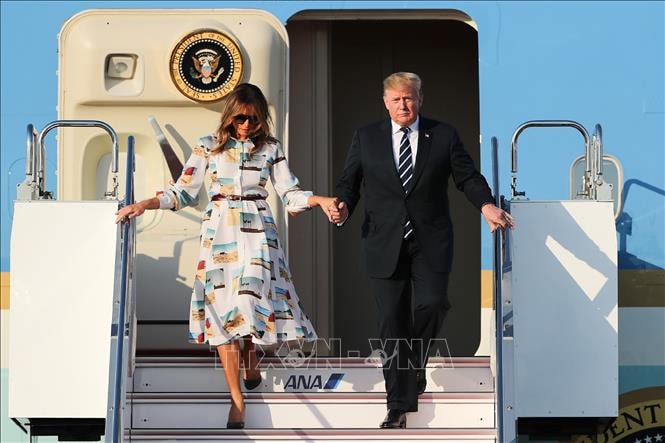 Tổng thống Mỹ Donald Trump (phải) cùng phu nhân Melania Trump tới sân bay quốc tế Tokyo, bắt đầu thăm Nhật Bản, ngày 25/5/2019. Ảnh: AFP/TTXVN