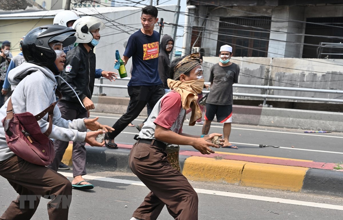 Người biểu tình đụng độ với cảnh sát tại Jakarta, Indonesia, ngày 22/5/2019. (Ảnh: AFP/ TTXVN)