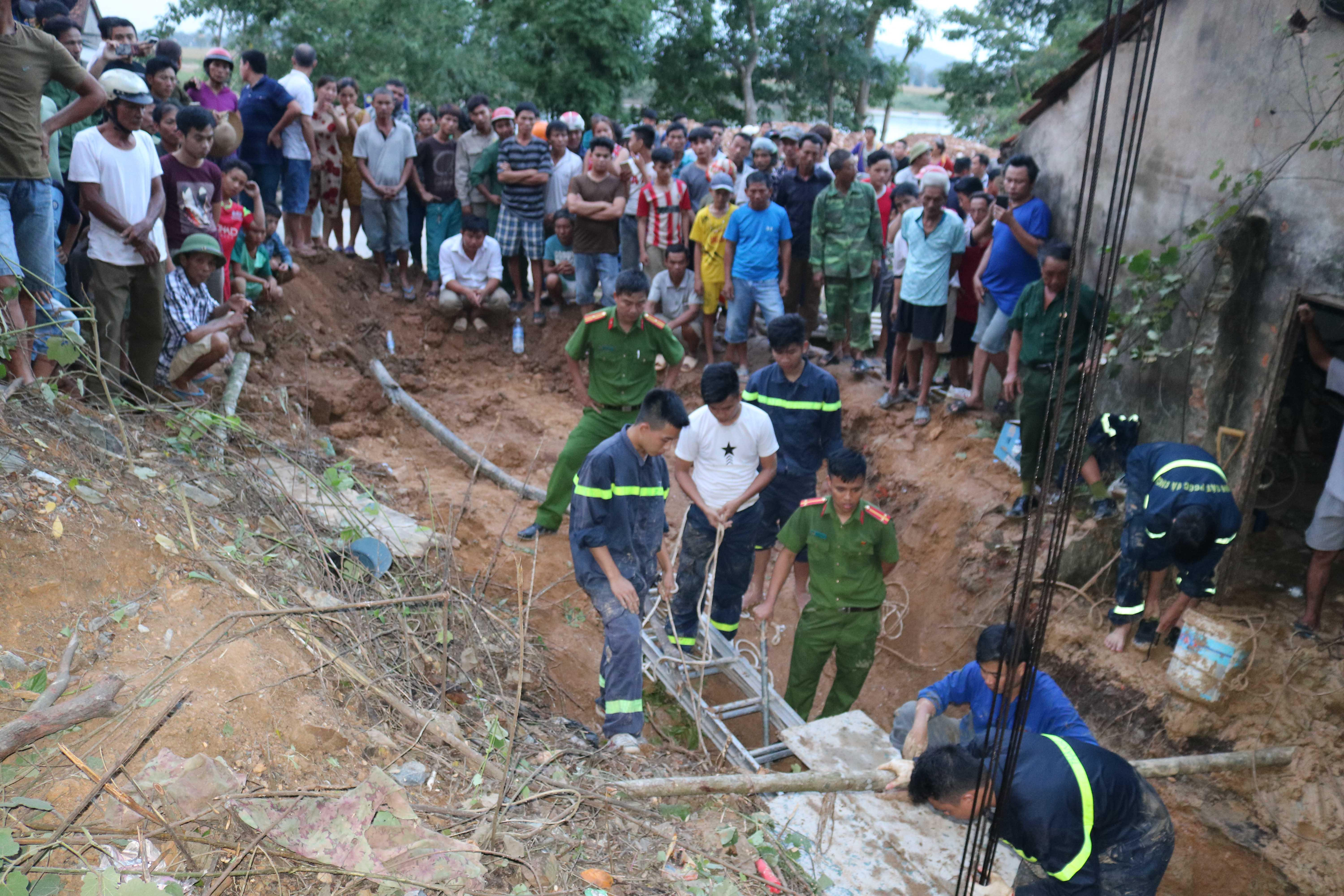 Quang cảnh vụ tai nạn sập giếng ở Thanh Hà