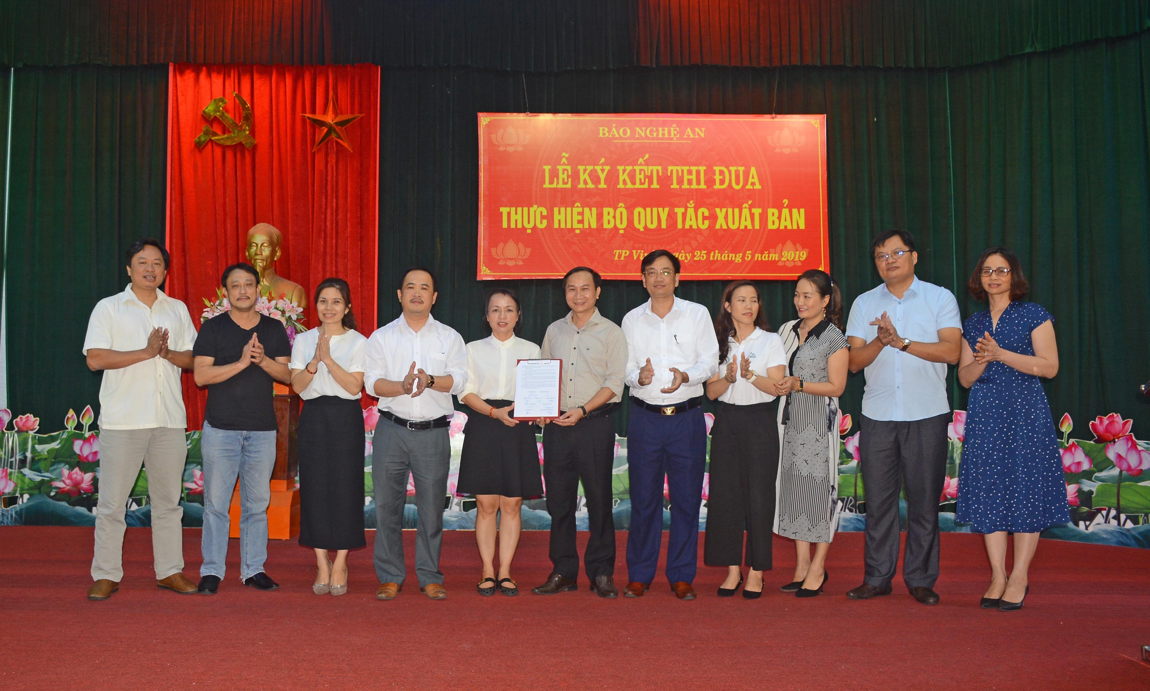 Đại diện Ban Biên tập, Chi hội nhà báo, văn phòng và các phòng chuyên môn cam kết thực hiện nghiêm túc các nội dung, quy trình của Bộ quy tắc xuất bản. Ảnh: Thu Giang